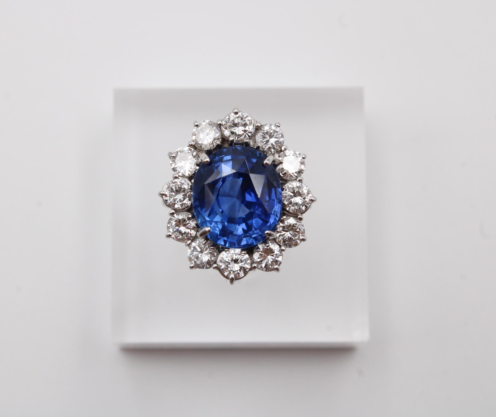 Bague saphir bleu royal de Madagascar non chauffé 8,22 ct avec diamants en vente 1