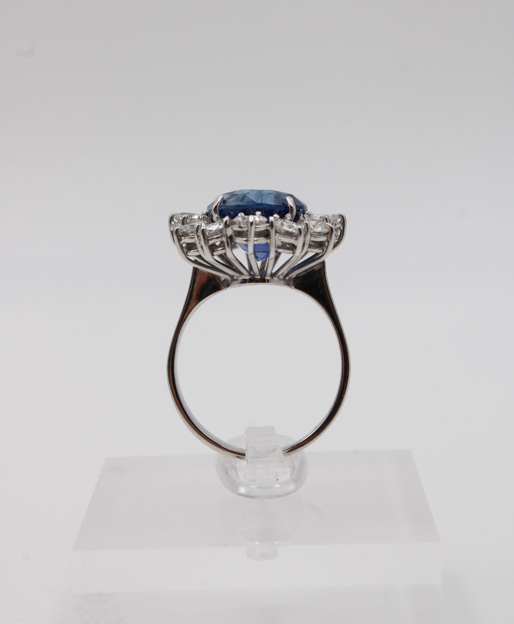 Bague saphir bleu royal de Madagascar non chauffé 8,22 ct avec diamants en vente 2