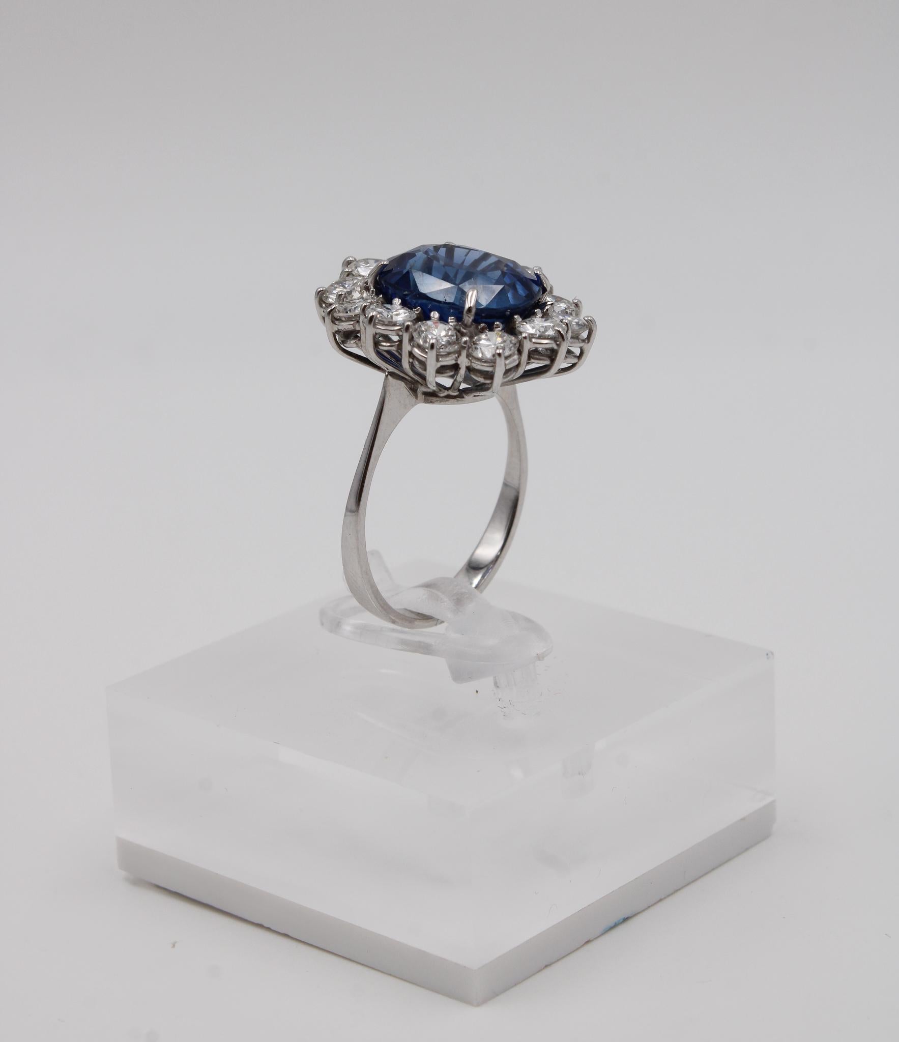 Bague saphir bleu royal de Madagascar non chauffé 8,22 ct avec diamants en vente 3