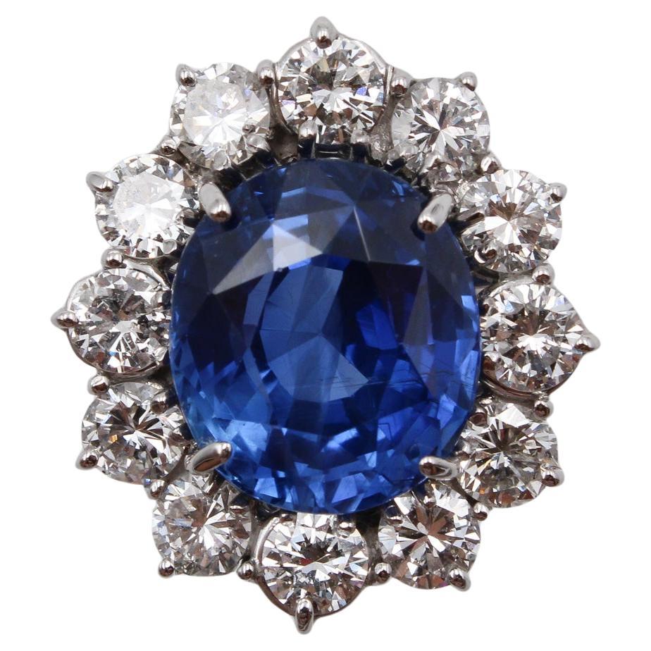 Bague saphir bleu royal de Madagascar non chauffé 8,22 ct avec diamants en vente