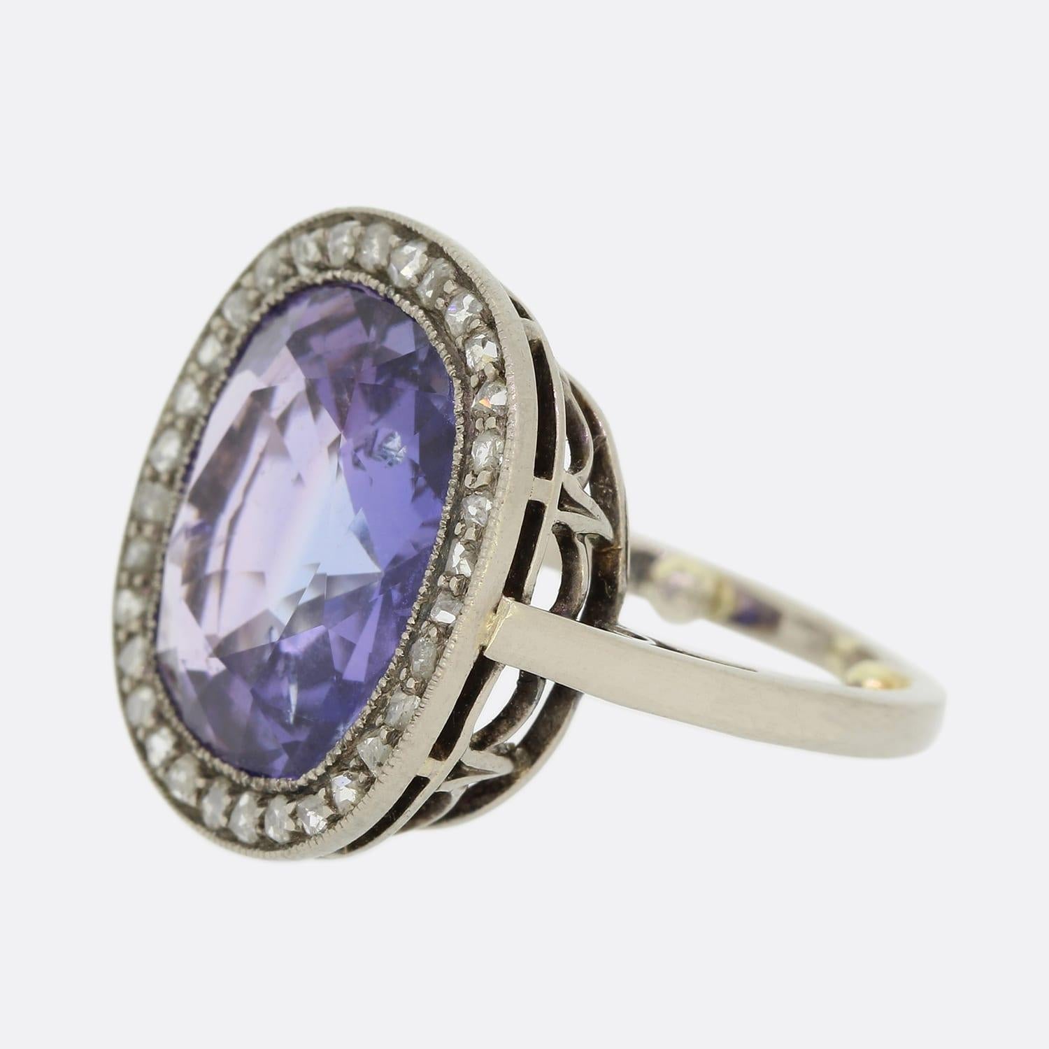 Dies ist ein Platinring mit Saphiren und Diamanten aus der viktorianischen Ära. Der zentrale Farbwechsel-Saphir ist ceylonesischen Ursprungs, nicht erhitzt und sitzt in einer Rubinfassung. Er hat einen schönen mittelblauen/violetten Farbton und