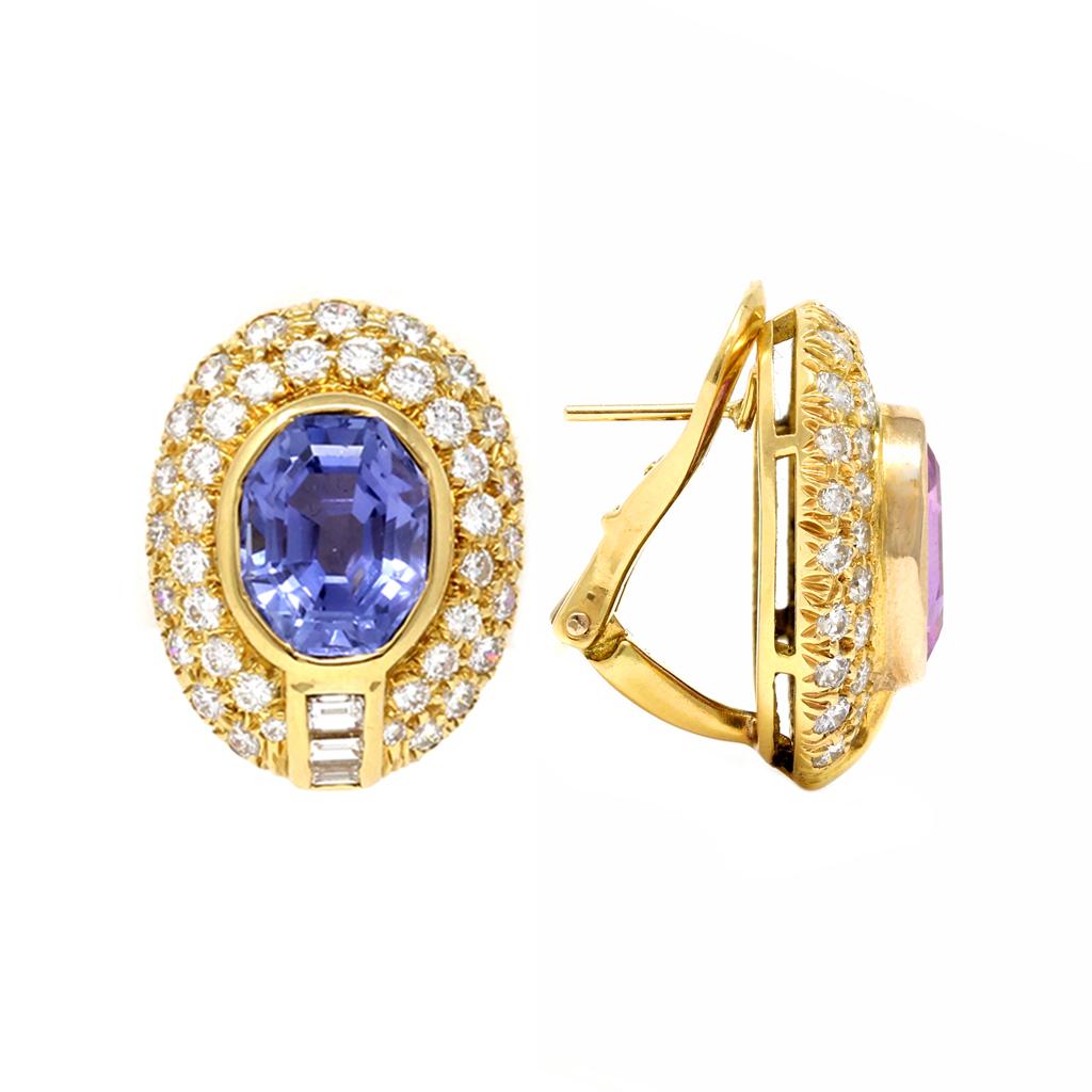 Une fantastique paire de boucles d'oreille en saphir non chauffé et diamant, une boucle d'oreille sertie d'un saphir rose de taille octogonale pesant approximativement 3.20 carats, l'autre sertie d'un saphir bleu de taille octogonale pesant