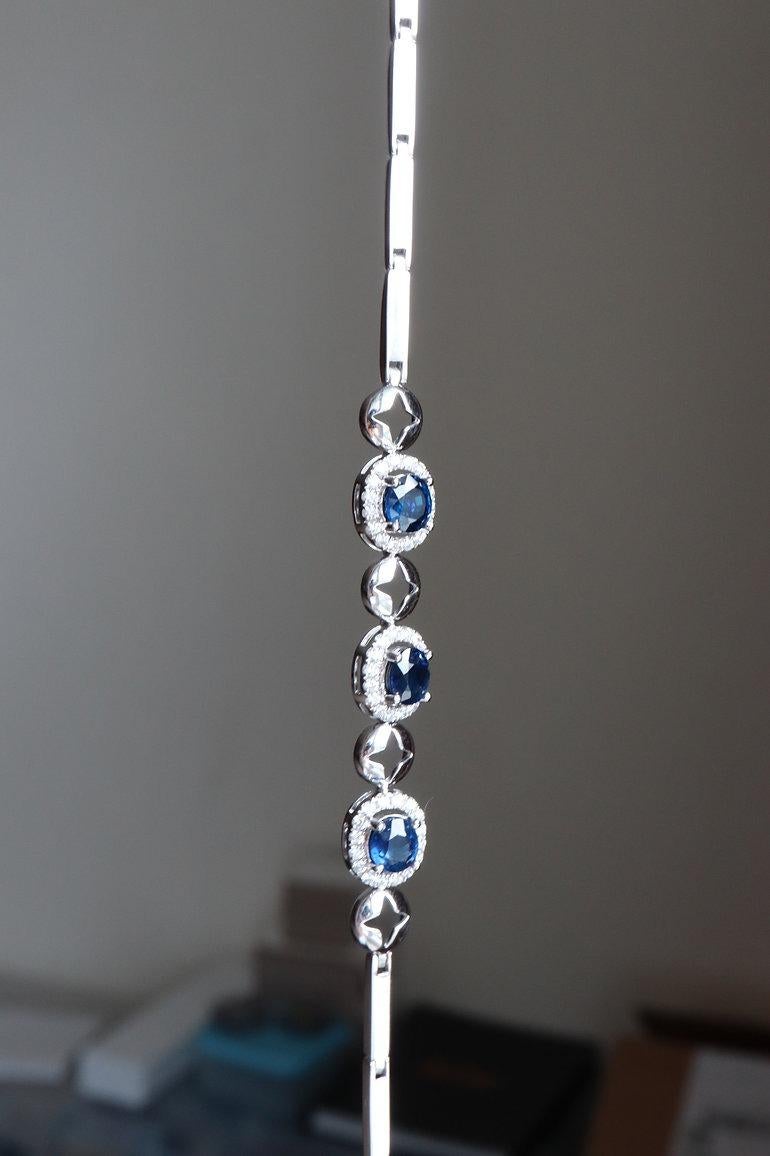 Taille ovale Bracelet en saphir bleu non chauffé et diamant en or massif 18k en vente