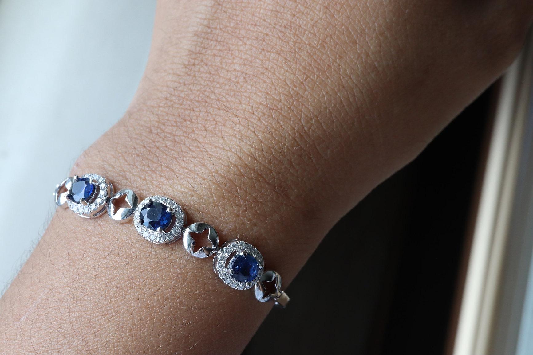 Bracelet en saphir bleu non chauffé et diamant en or massif 18k Neuf - En vente à Singapore, SG