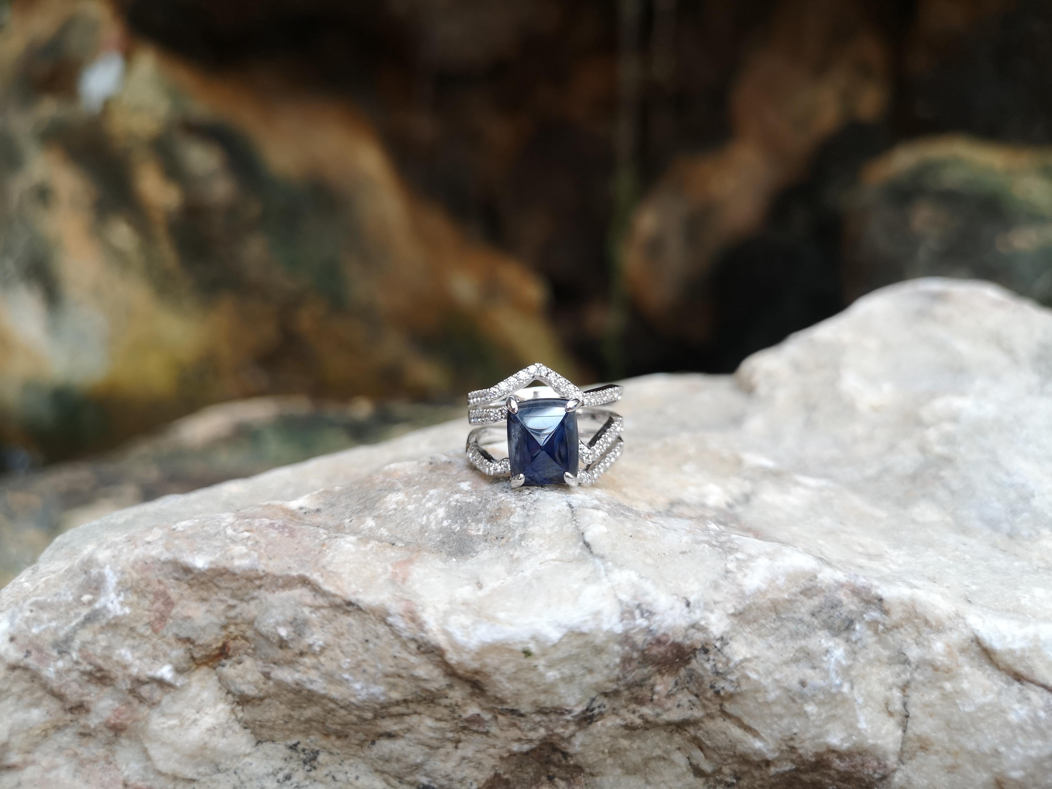 Unheated Blue Sapphire and Diamond Kavant & Sharart Ring in 18k White Gold In New Condition For Sale In Bangkok, 10
