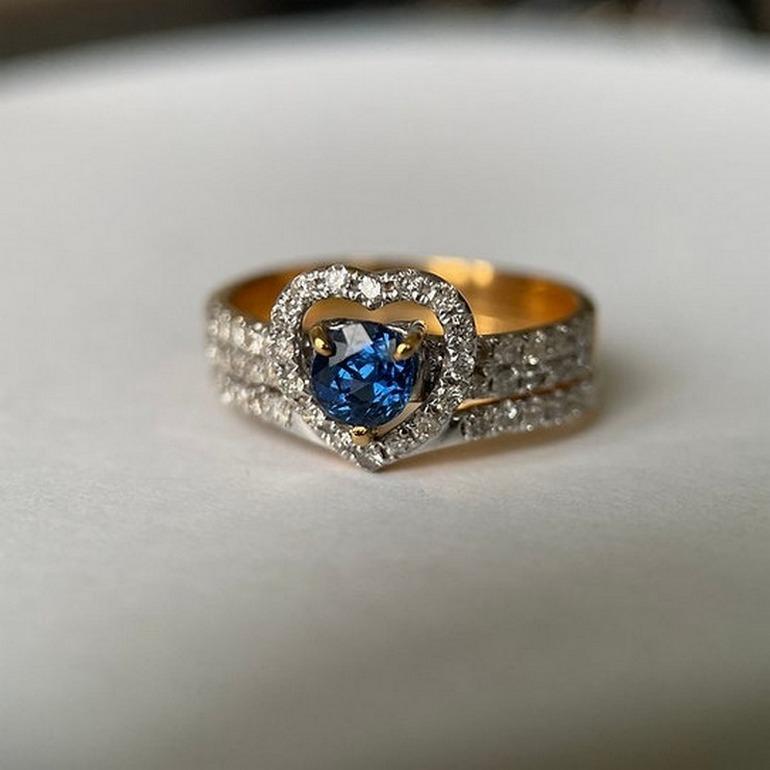 Pre- loved item

Features :

Main Gemstone (1pc) - Sapphire

Weight (Main Gem) - 0.5Ct

Cut - Round

Clarity - VS 

Color- Blue

Transparency - Highly Transparent

Treatment - None (No Heated, No Treated, Not Enhanced)

Origin - Mogok (Burma,