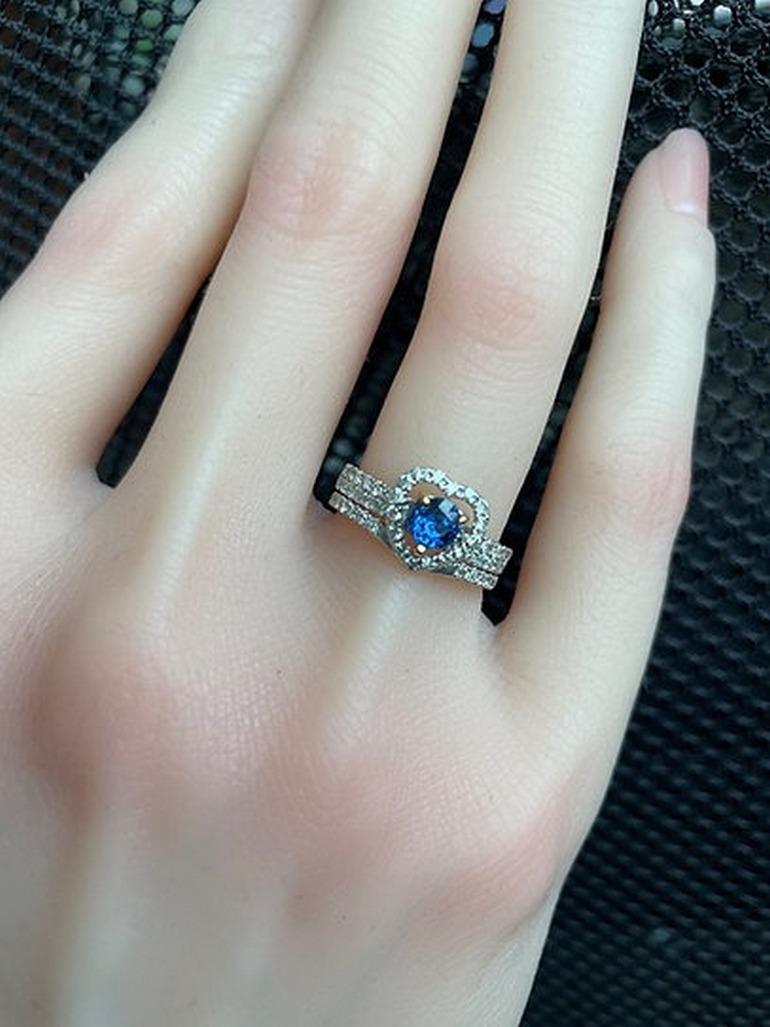 Unheated Blue Sapphire and Natural Diamond in two-way ring For Sale 2