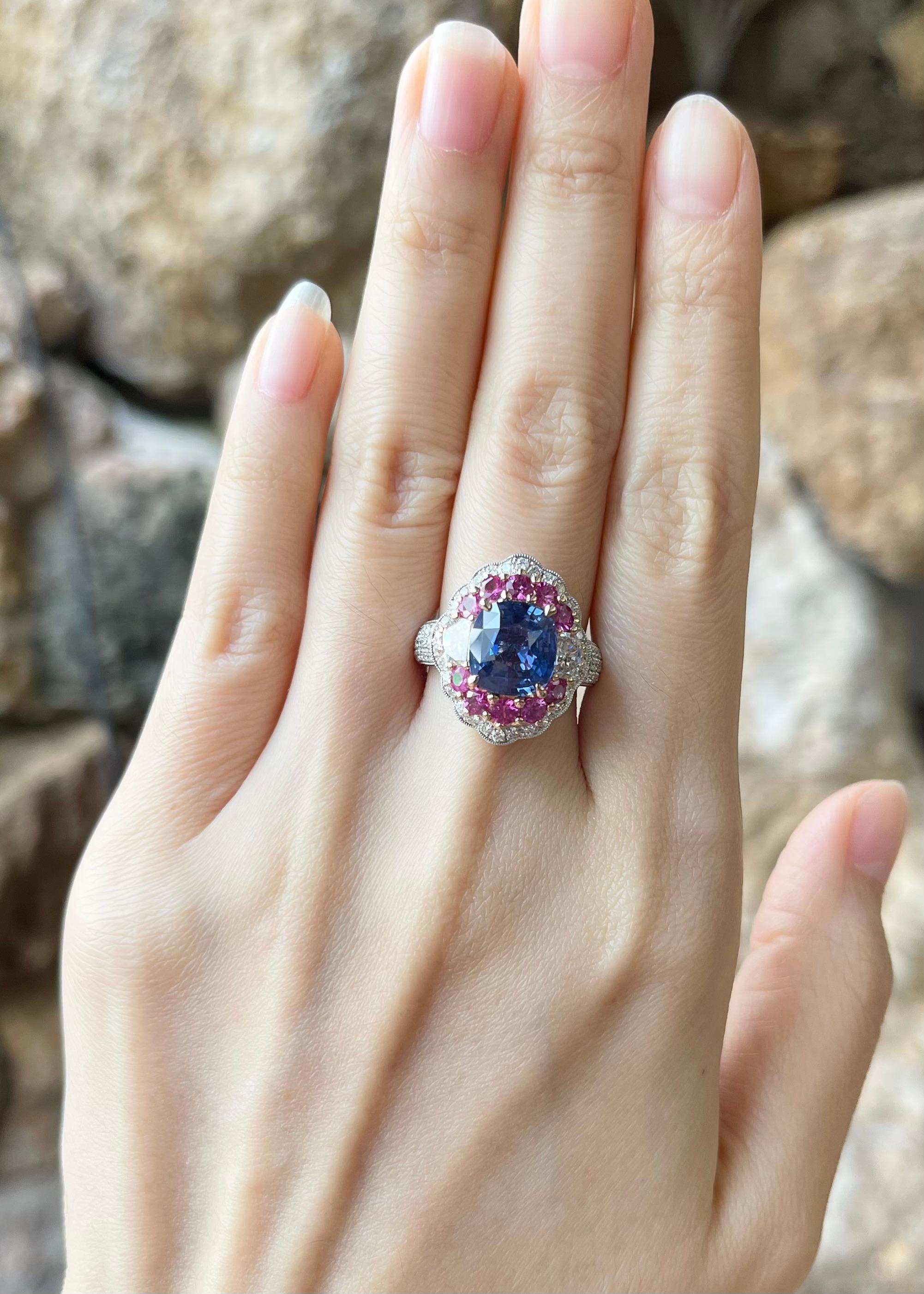 Zaffiro blu non riscaldato da 4,75 carati, zaffiro rosa da 0,96 carati e diamante da 1,21 carati incastonati in montature in oro bianco 18K

Larghezza:  1.7 cm 
Lunghezza: 2.0 cm
Misura dell'anello: 54
Peso totale: 10,30 grammi

