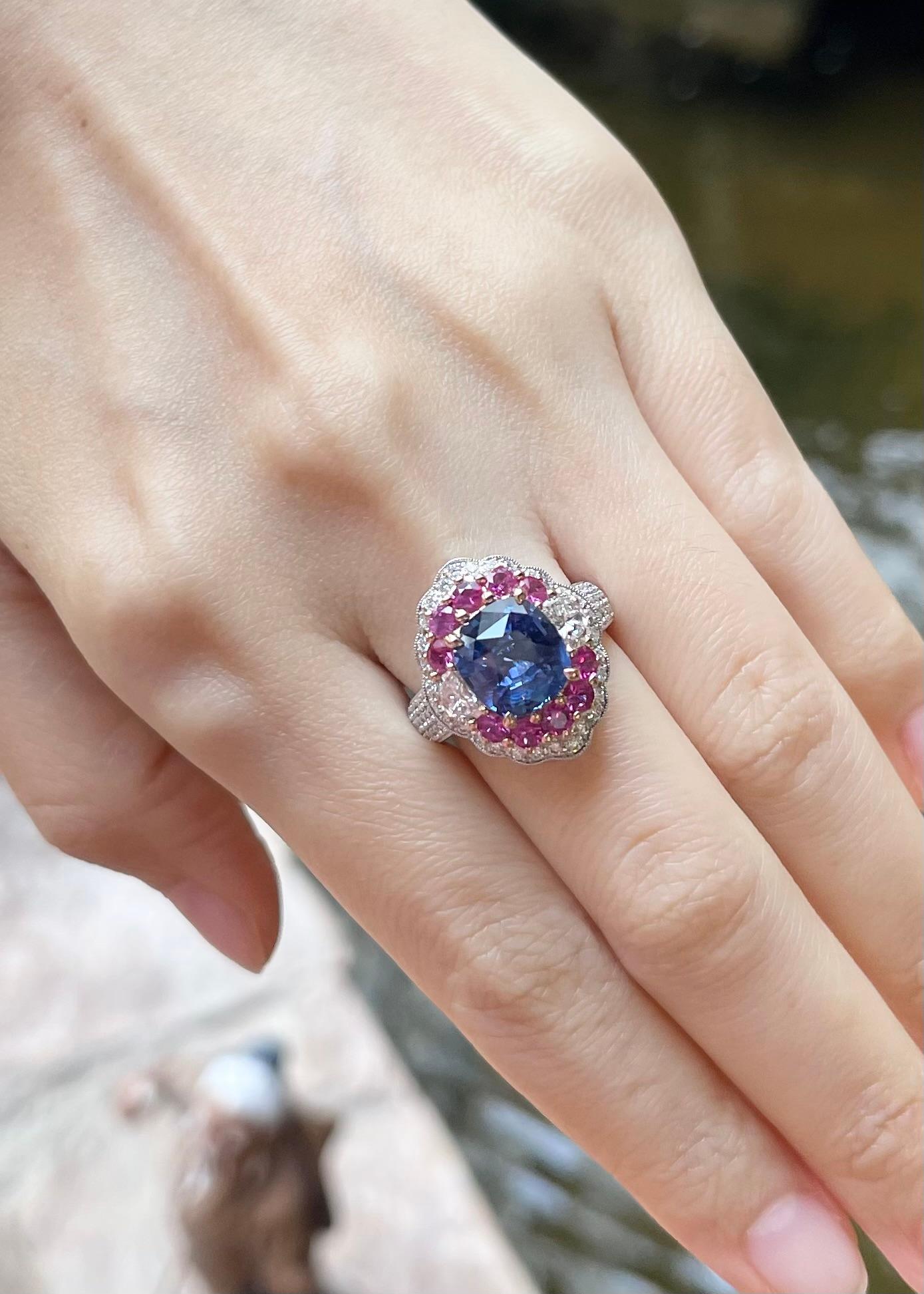 Taglio misto Anello con zaffiro blu non riscaldato, zaffiro rosa e diamante in oro bianco 18 carati in vendita