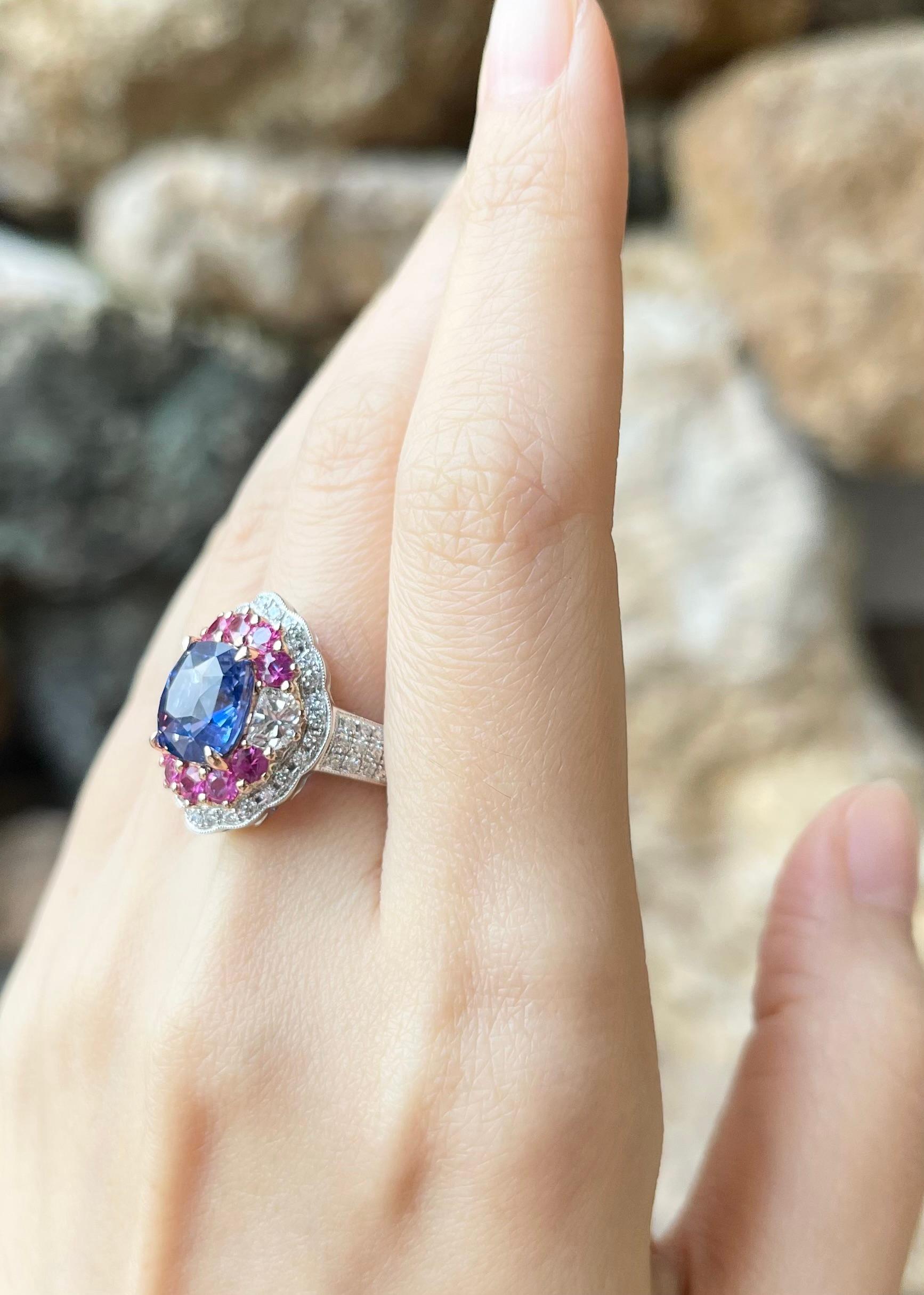 Anello con zaffiro blu non riscaldato, zaffiro rosa e diamante in oro bianco 18 carati In condizioni Nuovo in vendita a Bangkok, TH