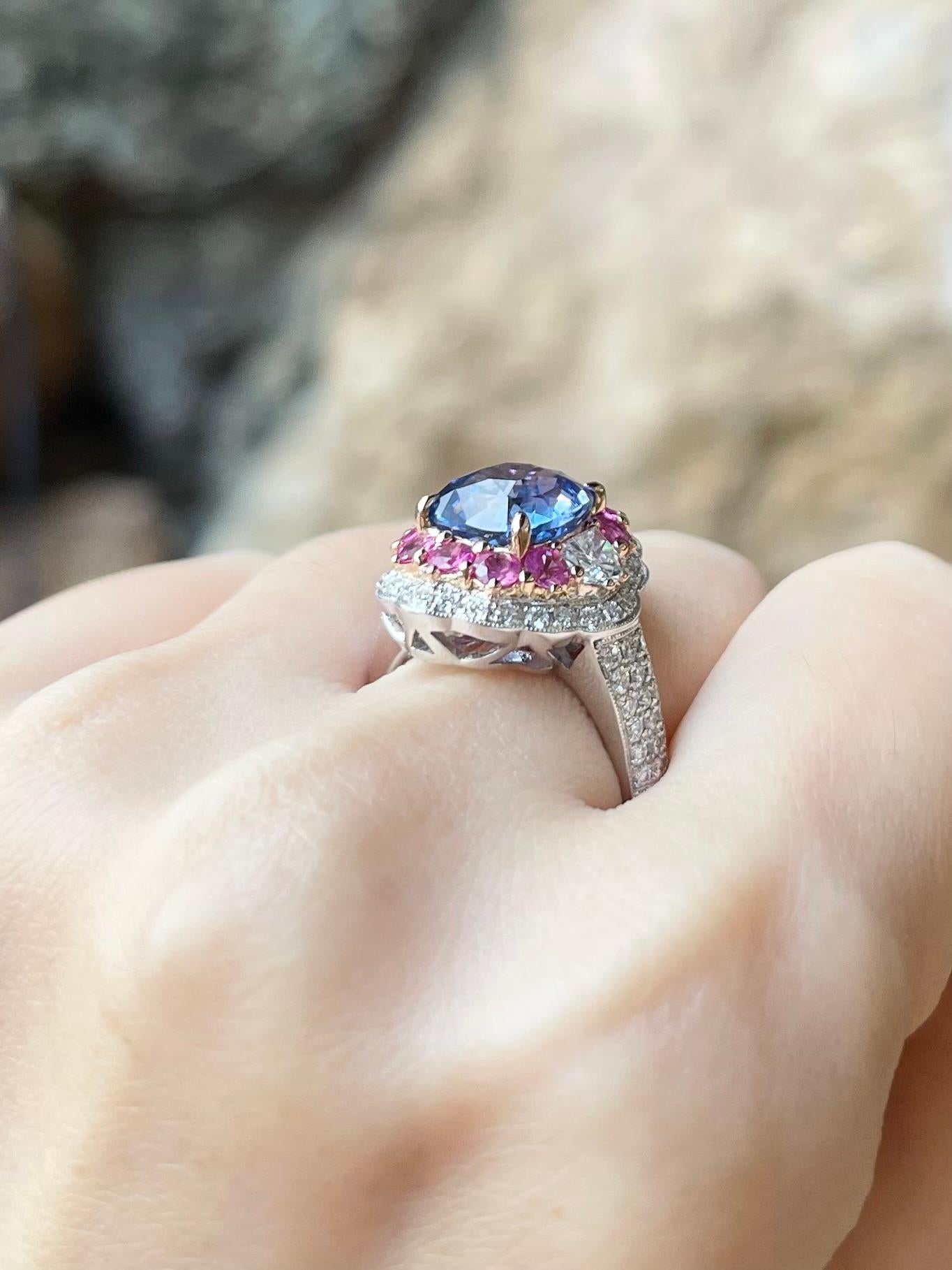 Donna Anello con zaffiro blu non riscaldato, zaffiro rosa e diamante in oro bianco 18 carati in vendita