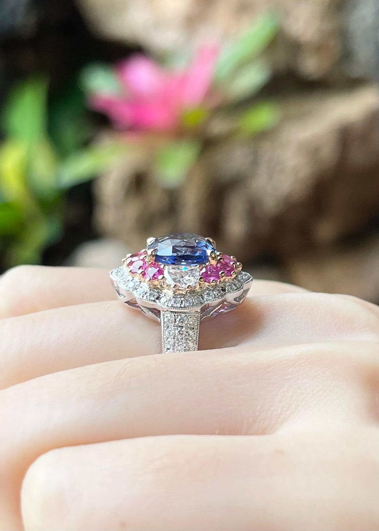Anello con zaffiro blu non riscaldato, zaffiro rosa e diamante in oro bianco 18 carati in vendita 1
