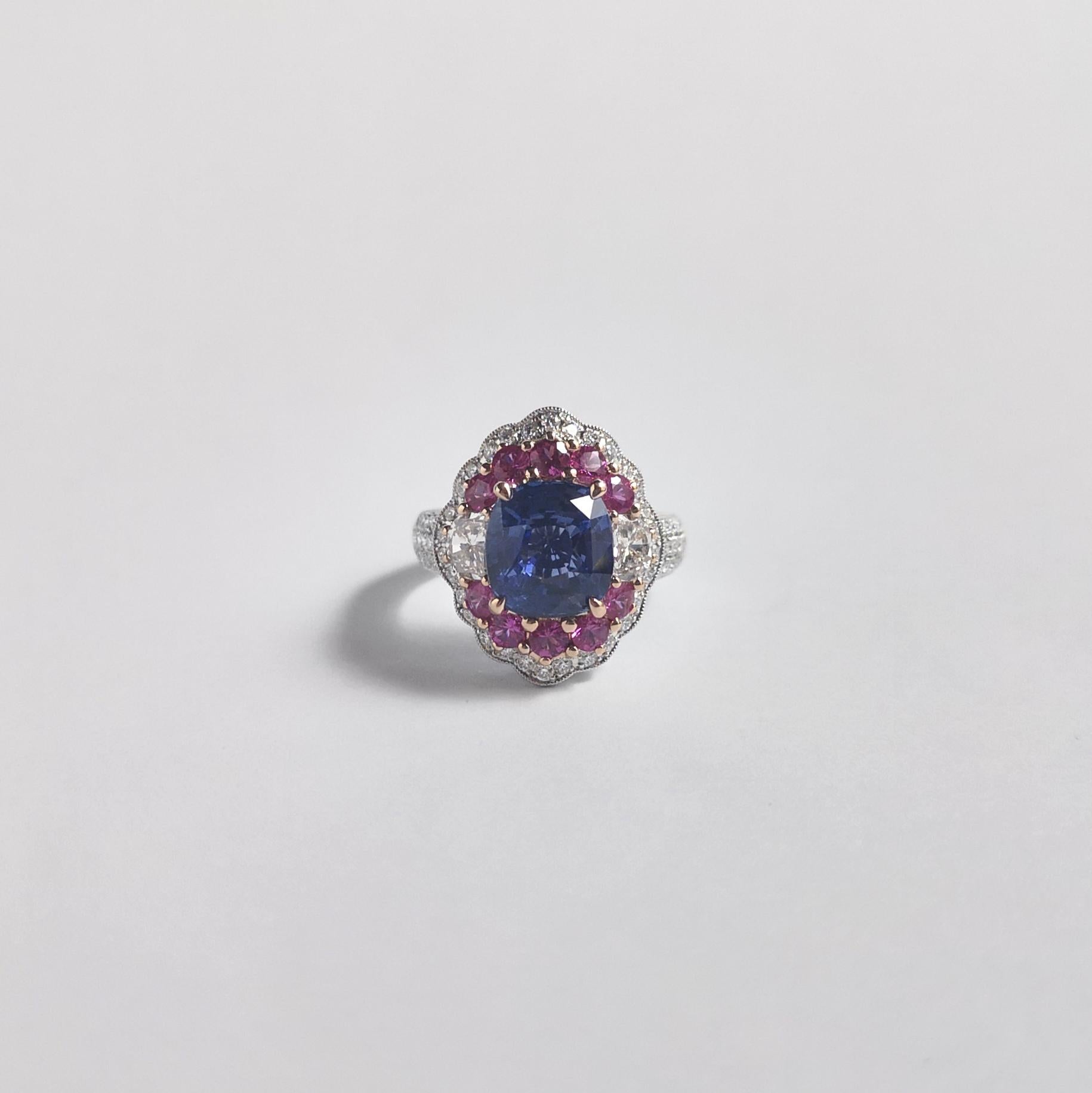 Anello con zaffiro blu non riscaldato, zaffiro rosa e diamante in oro bianco 18 carati in vendita 2
