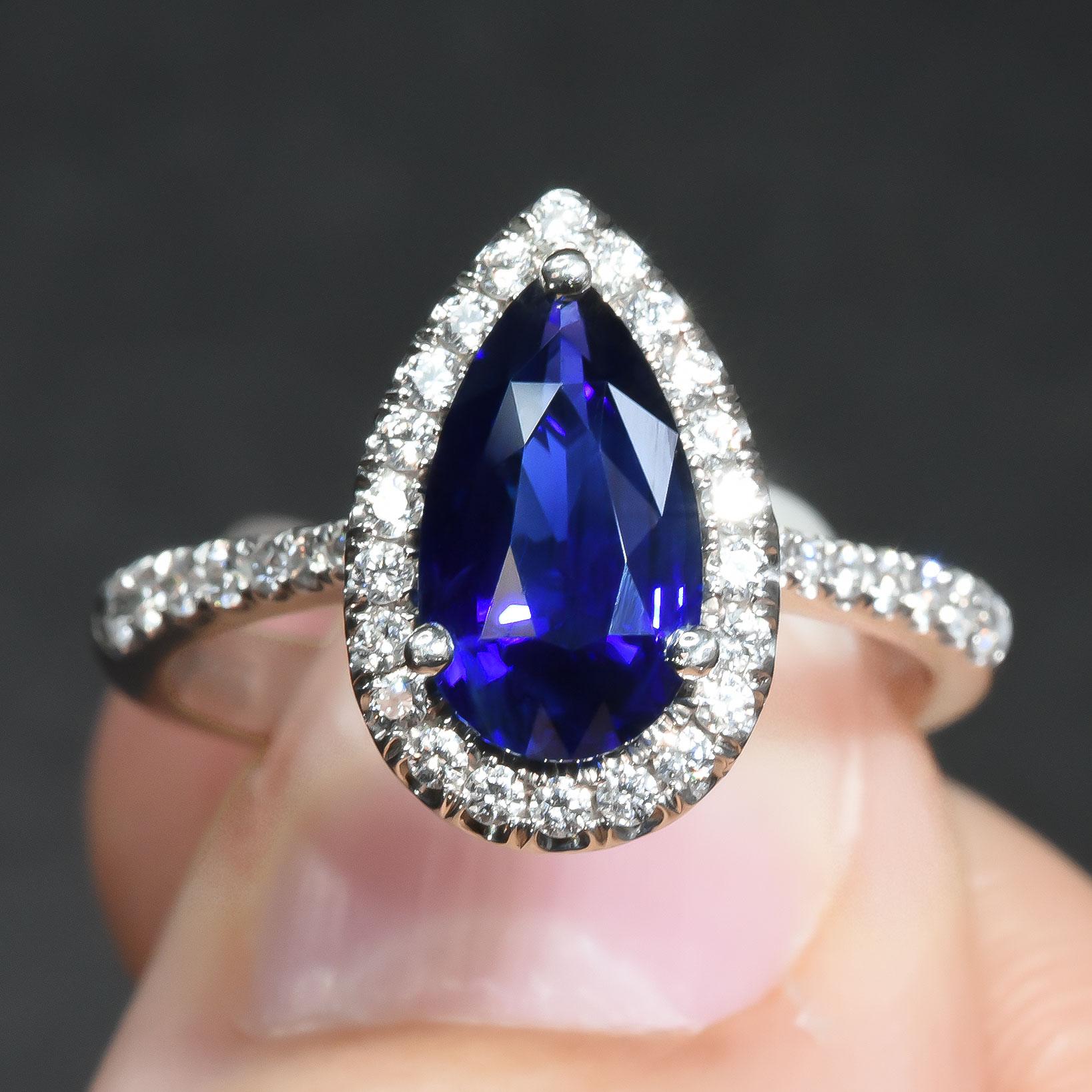 Bague en platine avec saphir bleu non chauffé de 2,38 carats et diamants, rapport GIA en vente 1