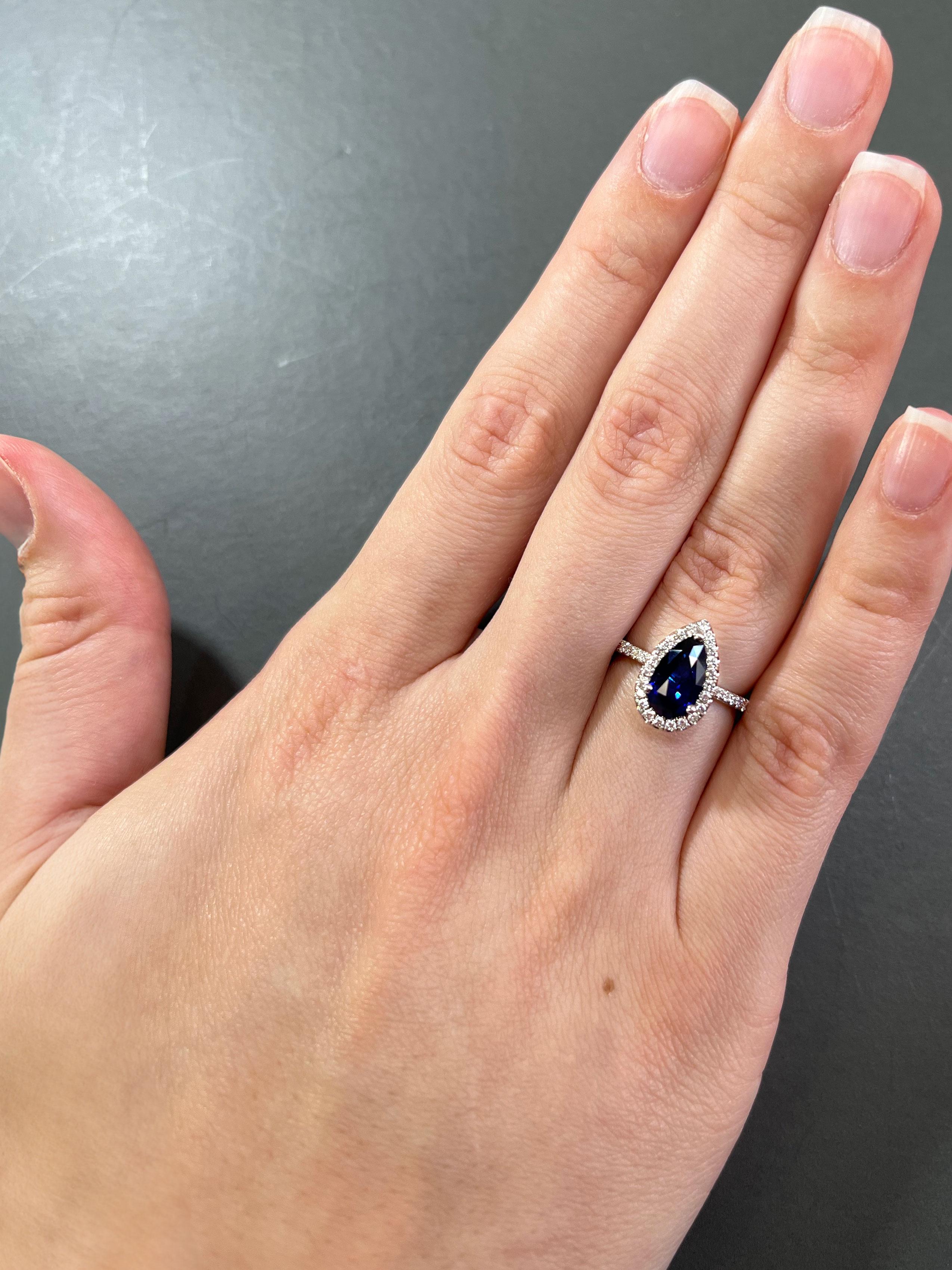 Bague en platine avec saphir bleu non chauffé de 2,38 carats et diamants, rapport GIA en vente 4