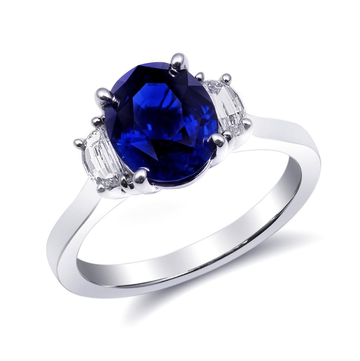 Questo squisito anello presenta uno zaffiro ovale non riscaldato di 2,72 carati circondato da diamanti. Incastonato nel platino. Lo zaffiro non riscaldato è certificato GIA. Gli zaffiri sono un simbolo di ricchezza e sono stati indossati dai reali