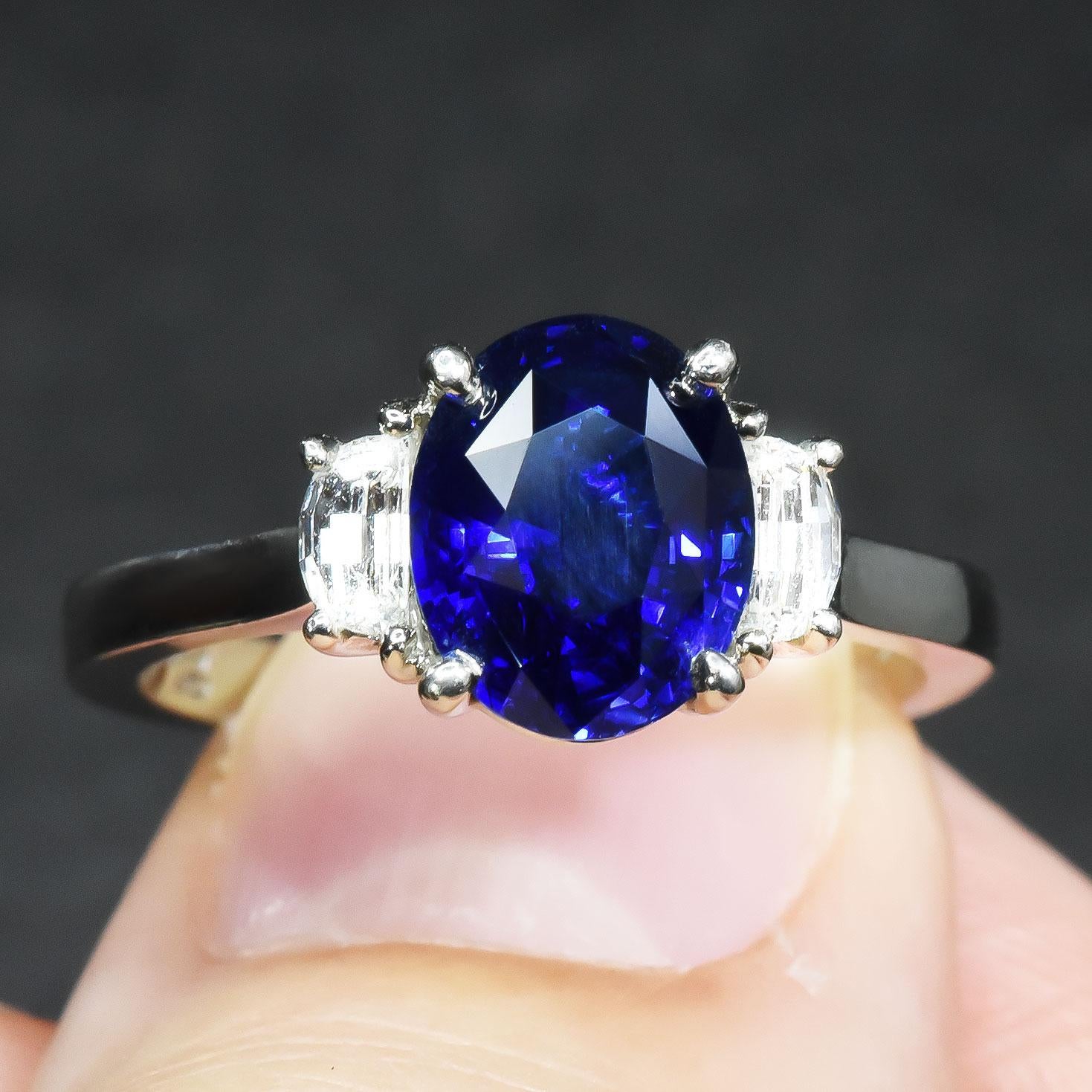Zaffiro blu non riscaldato da 2.72 carati in anello di platino con diamanti / Rapporto GIA in vendita 1