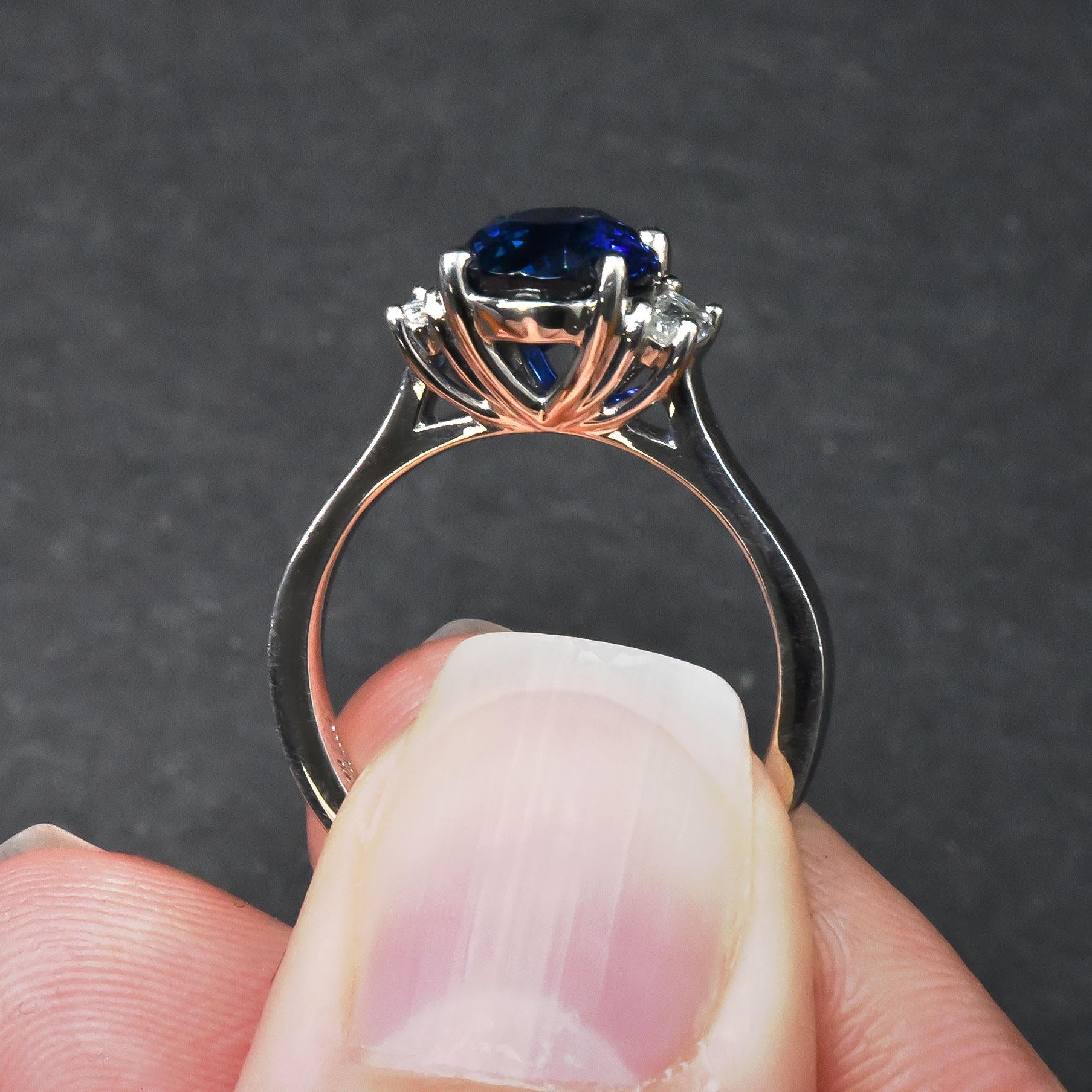 Zaffiro blu non riscaldato da 2.72 carati in anello di platino con diamanti / Rapporto GIA in vendita 2