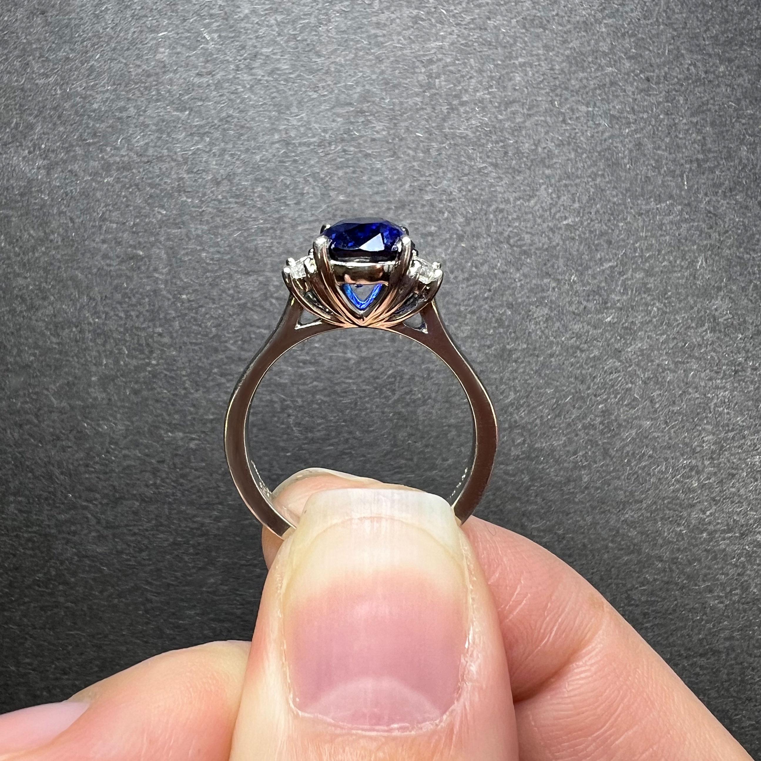 Zaffiro blu non riscaldato da 2.72 carati in anello di platino con diamanti / Rapporto GIA in vendita 3