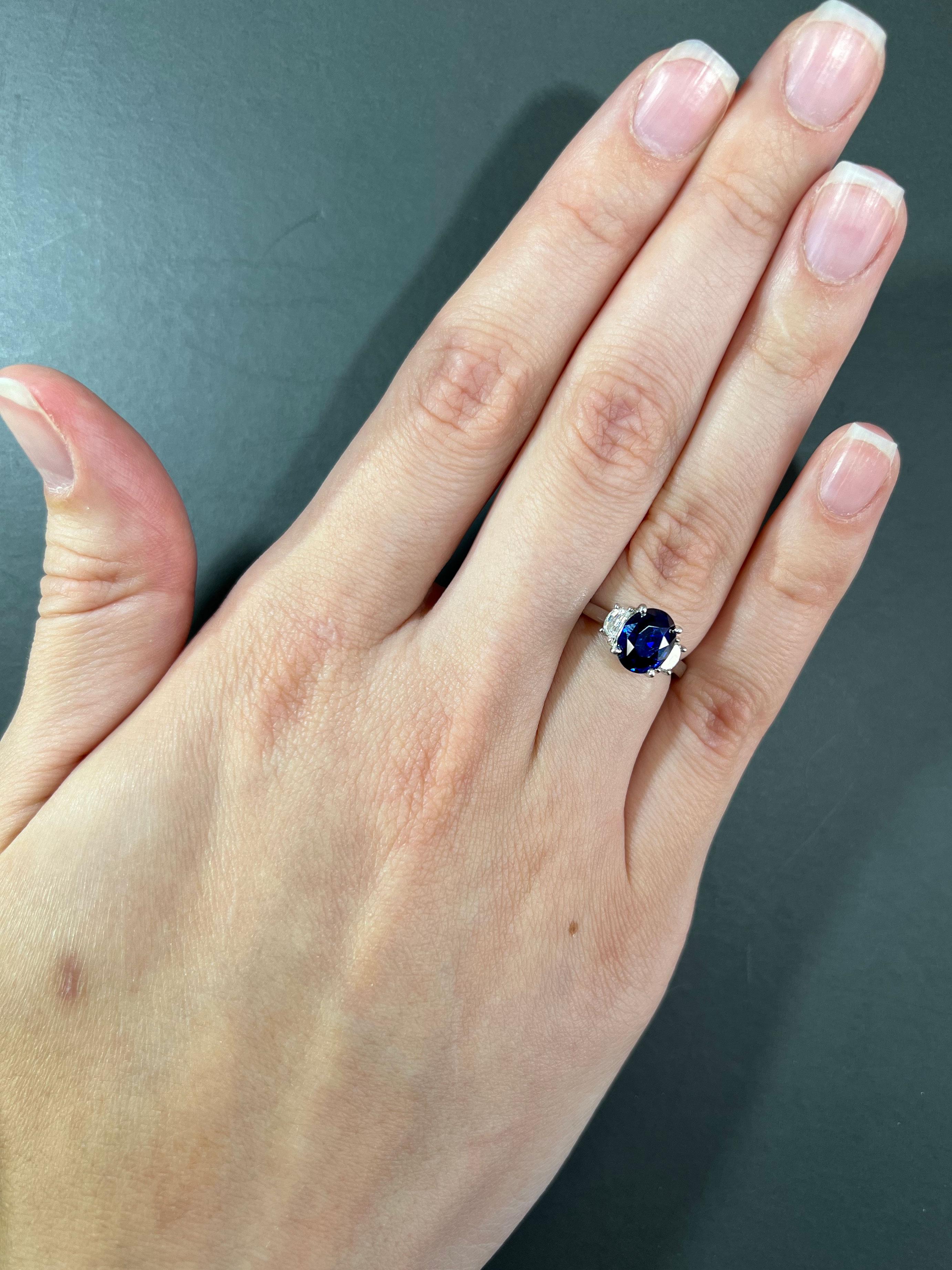 Zaffiro blu non riscaldato da 2.72 carati in anello di platino con diamanti / Rapporto GIA in vendita 4