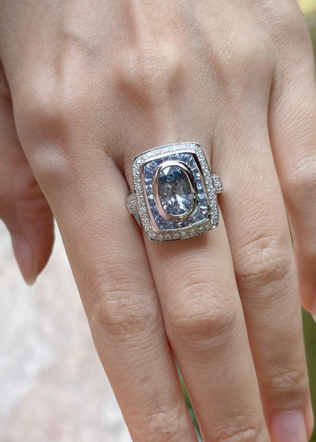 Taglio ovale Anello con zaffiro blu non riscaldato, zaffiro blu e diamante in oro bianco 18 carati in vendita