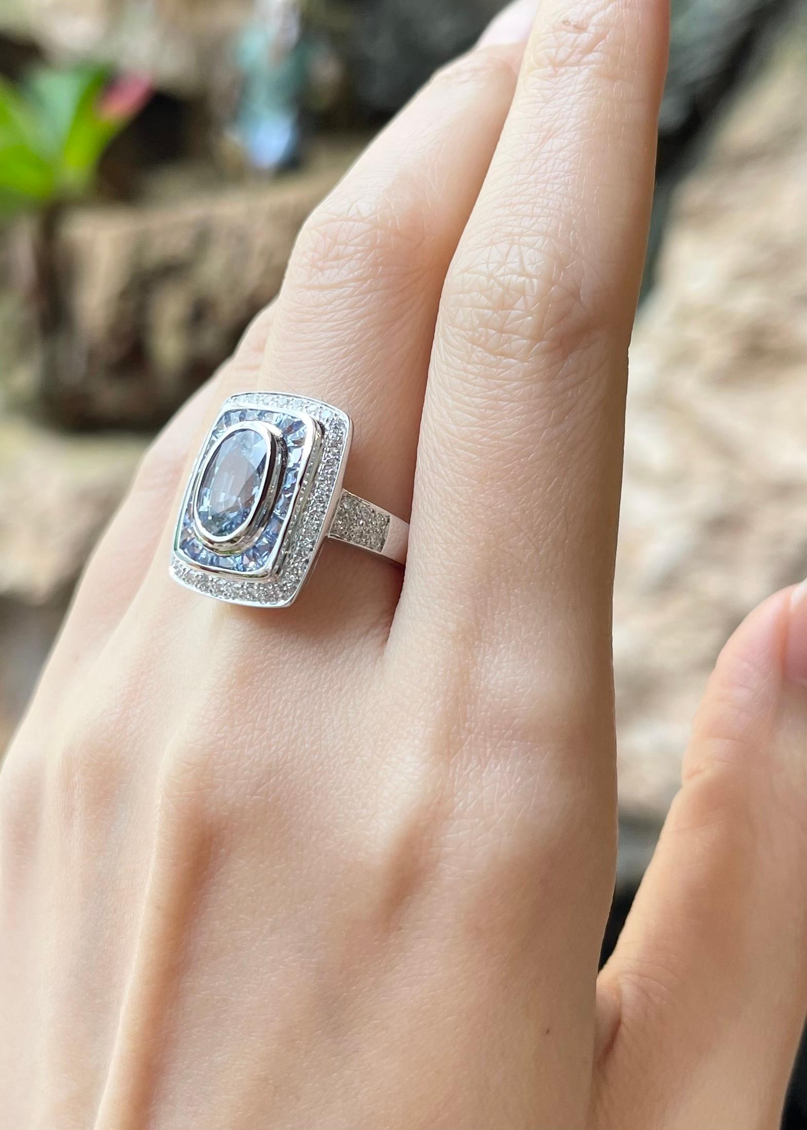 Anello con zaffiro blu non riscaldato, zaffiro blu e diamante in oro bianco 18 carati In condizioni Nuovo in vendita a Bangkok, TH