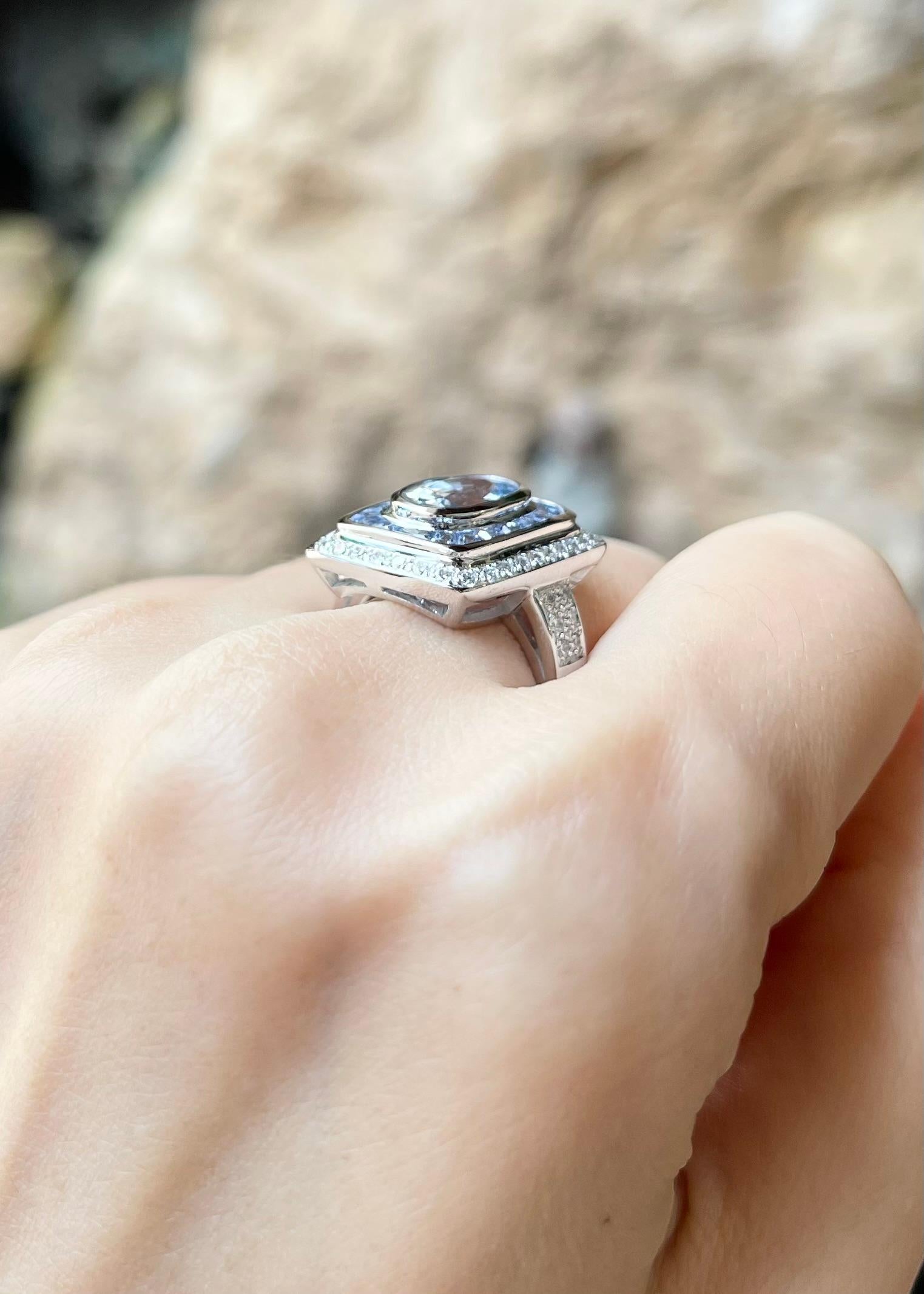 Donna Anello con zaffiro blu non riscaldato, zaffiro blu e diamante in oro bianco 18 carati in vendita