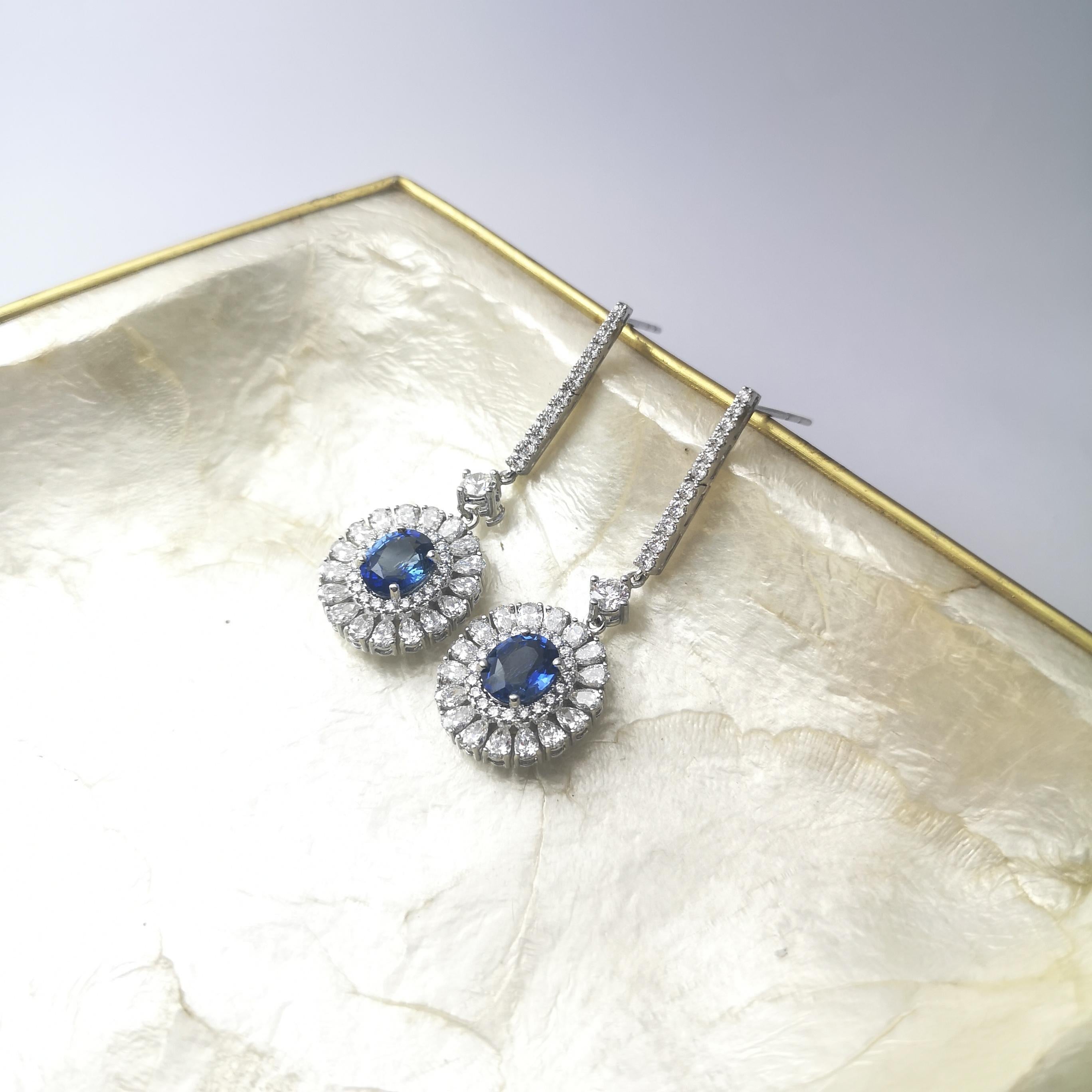 Boucles d'oreilles en or blanc 18K serties de saphirs bleus non chauffés et de diamants en vente 4