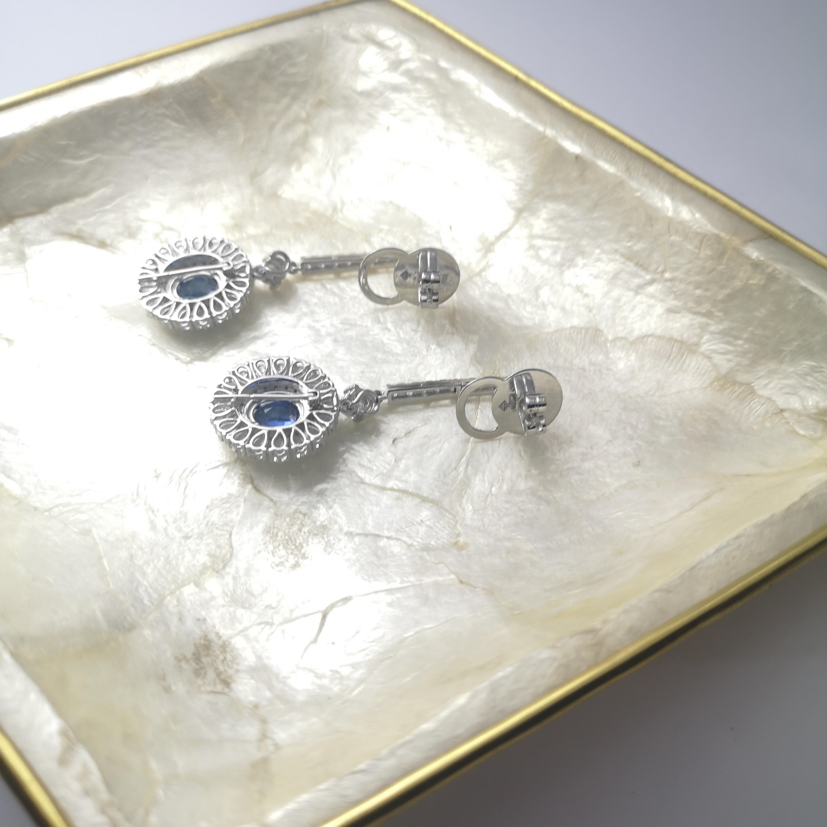 Boucles d'oreilles en or blanc 18K serties de saphirs bleus non chauffés et de diamants en vente 5