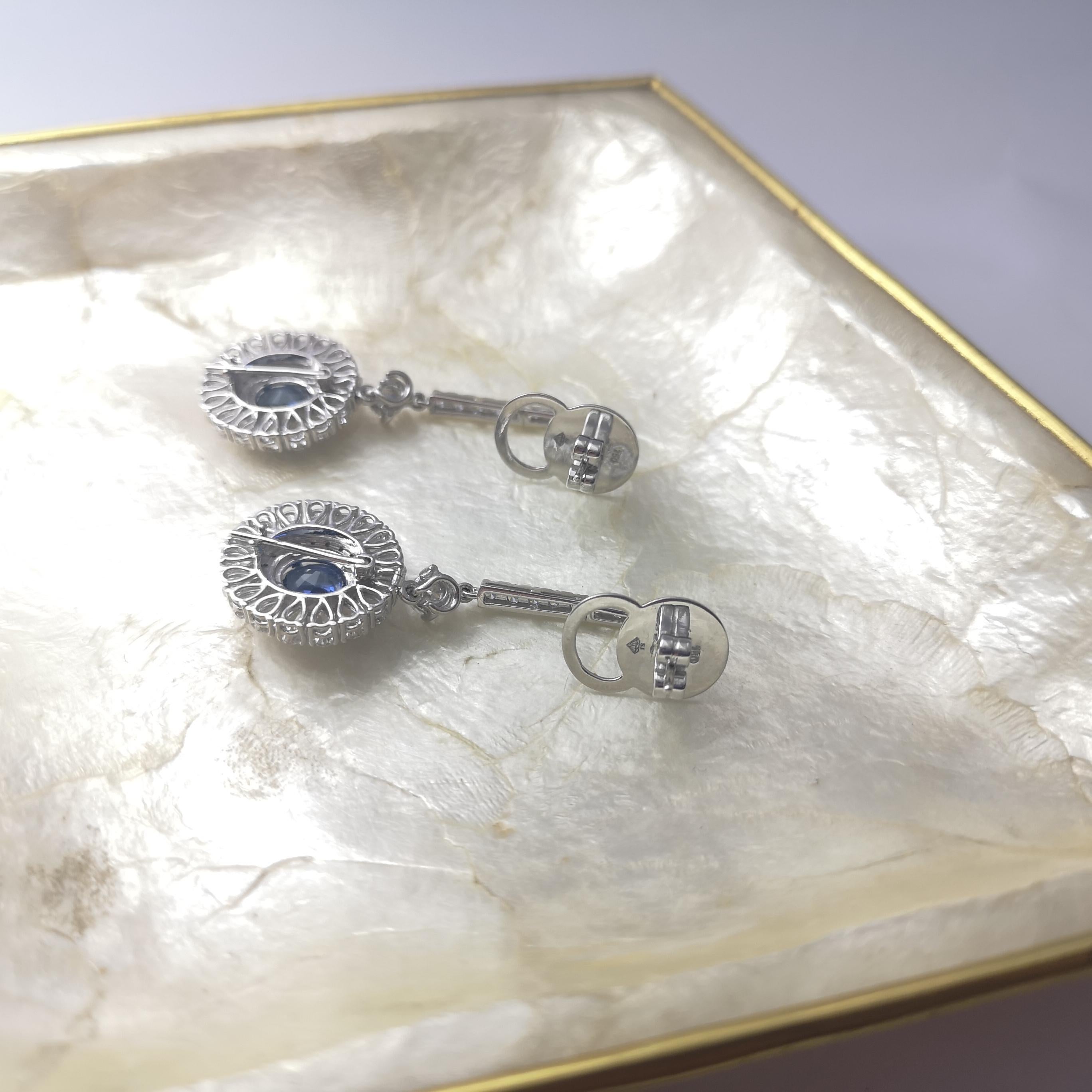 Boucles d'oreilles en or blanc 18K serties de saphirs bleus non chauffés et de diamants en vente 6