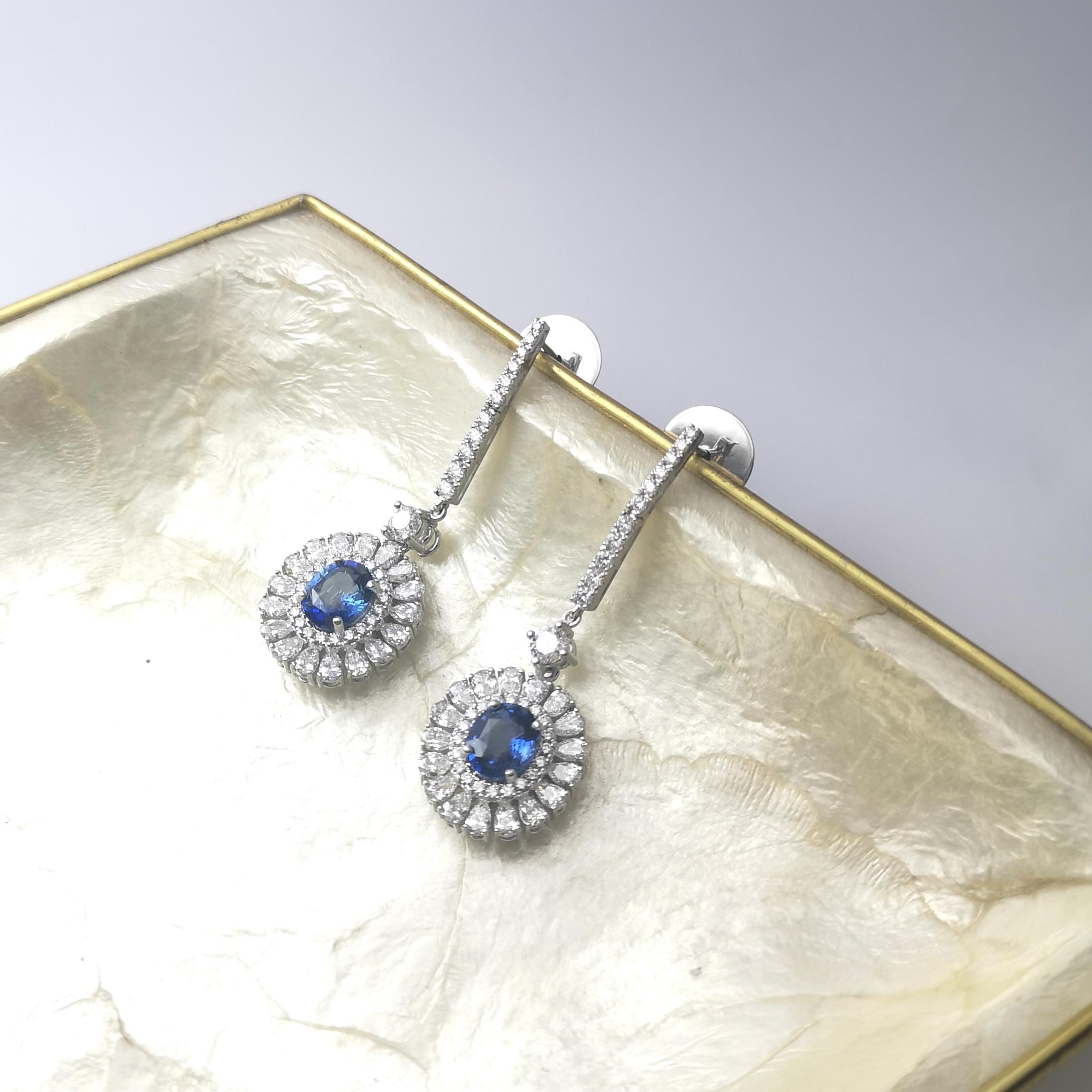 Boucles d'oreilles en or blanc 18K serties de saphirs bleus non chauffés et de diamants en vente 7