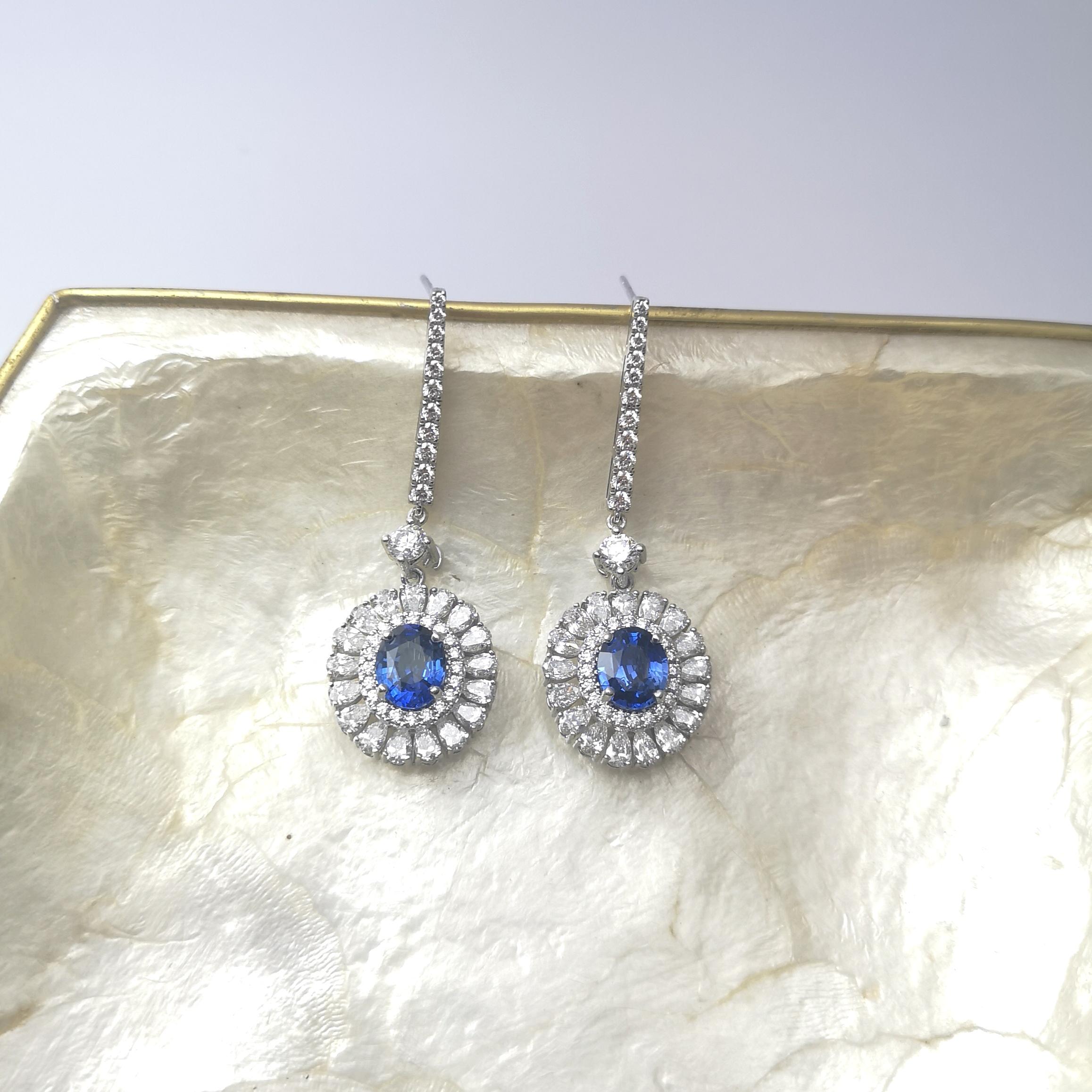 Boucles d'oreilles en or blanc 18K serties de saphirs bleus non chauffés et de diamants en vente 8