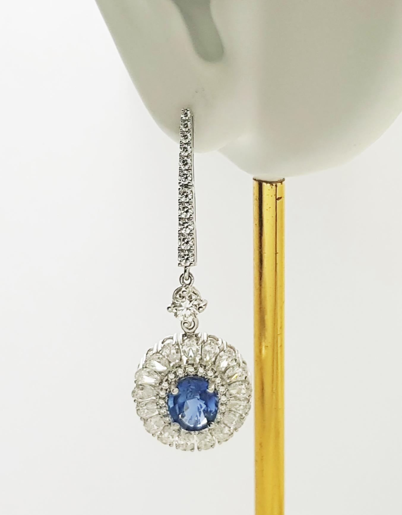 Saphir bleu non chauffé 3,58 carats et diamant 4,24 carats Boucles d'oreilles montées en or blanc 18 carats

Largeur : 1.7 cm 
Longueur : 4.8 cm
Poids total : 13.49 grammes

