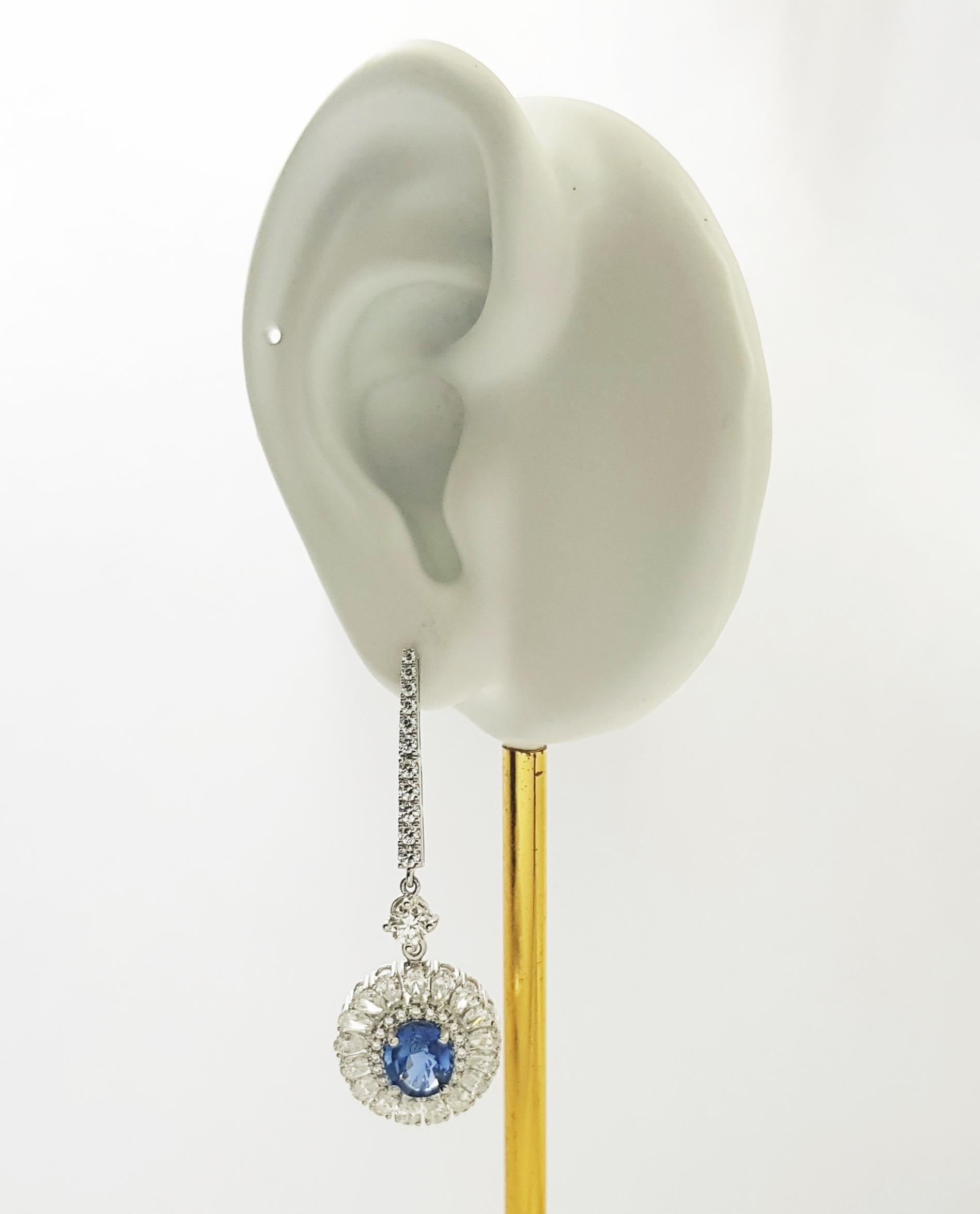 Contemporain Boucles d'oreilles en or blanc 18K serties de saphirs bleus non chauffés et de diamants en vente