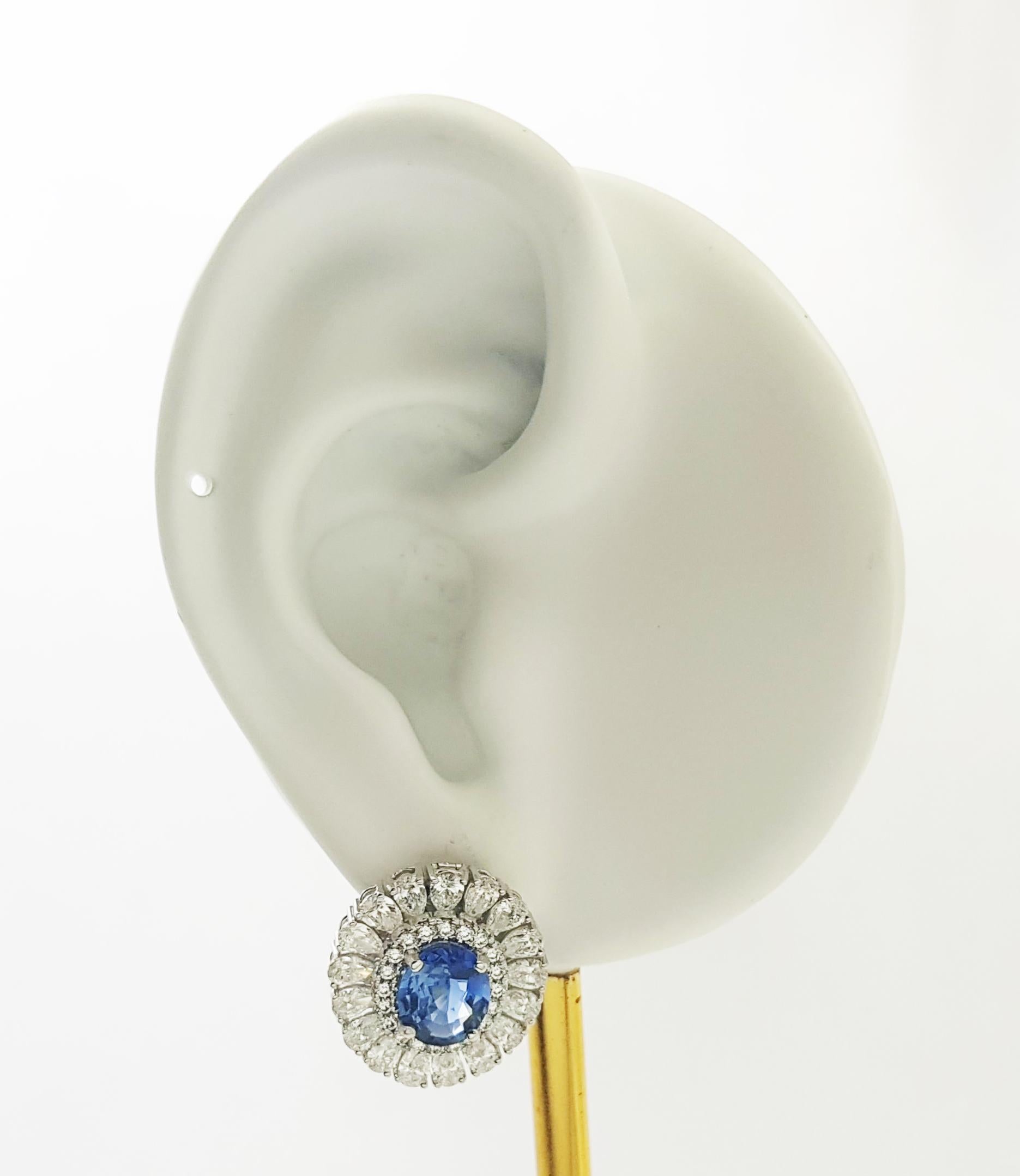 Taille ovale Boucles d'oreilles en or blanc 18K serties de saphirs bleus non chauffés et de diamants en vente