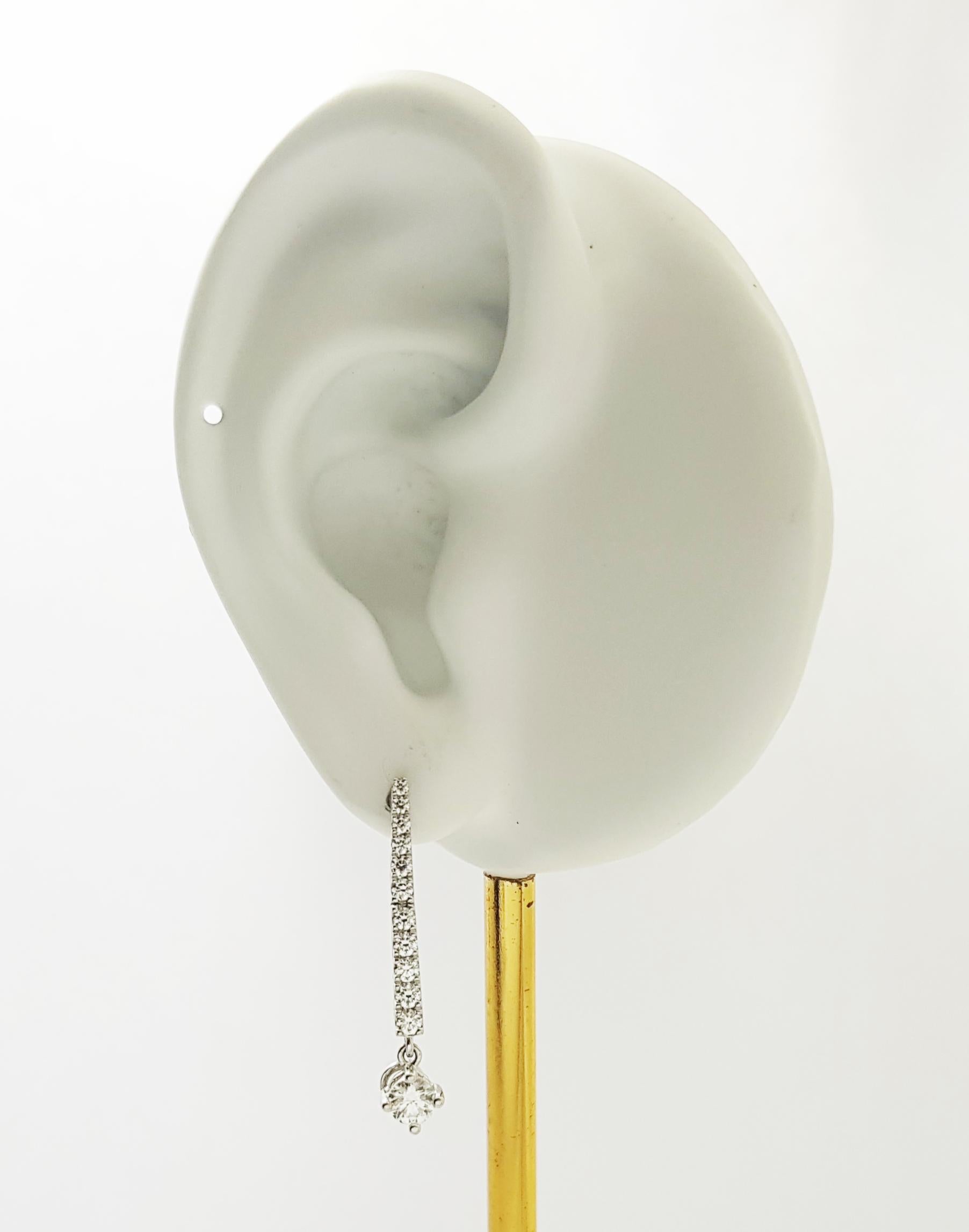 Boucles d'oreilles en or blanc 18K serties de saphirs bleus non chauffés et de diamants Neuf - En vente à Bangkok, TH