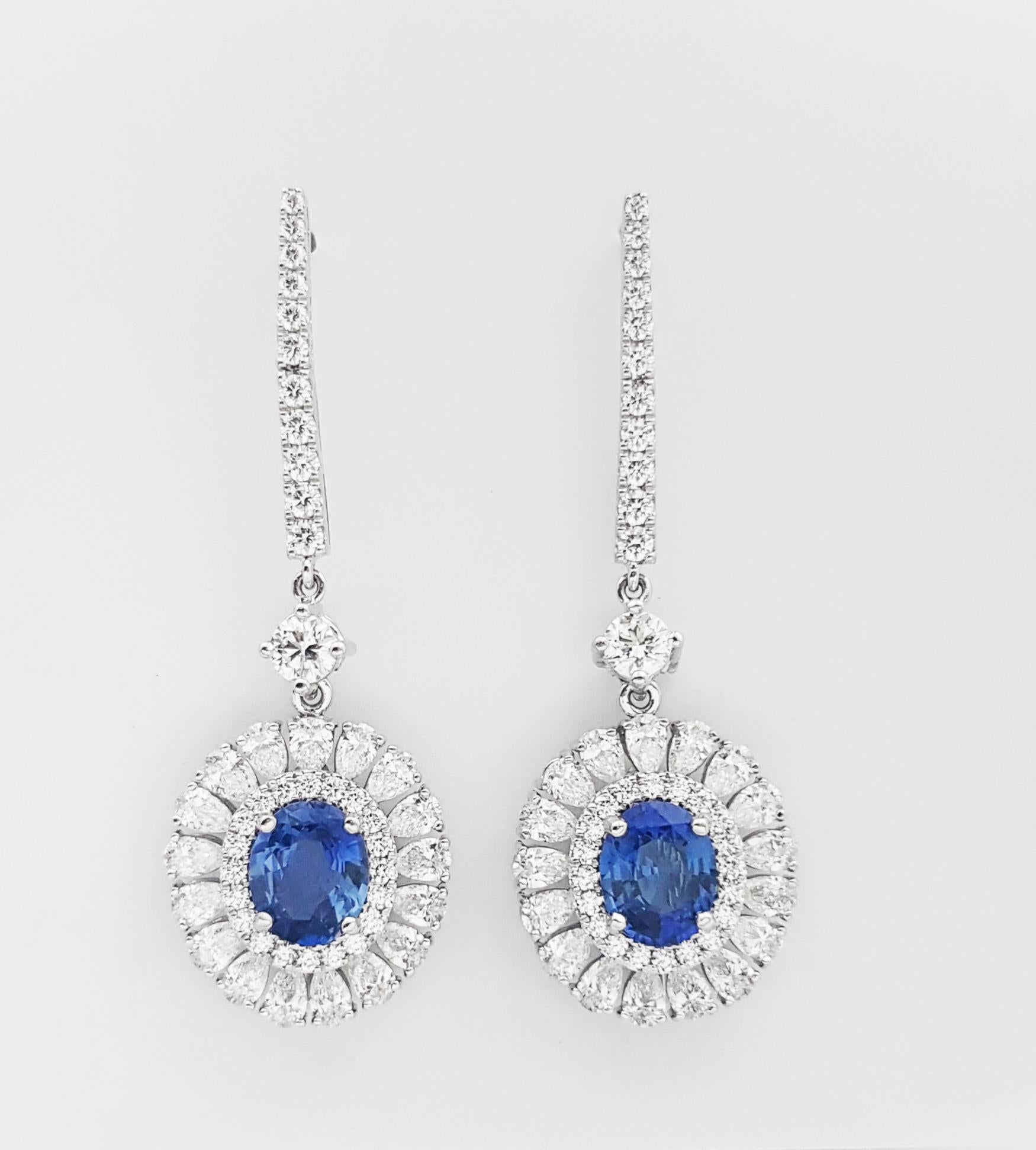 Boucles d'oreilles en or blanc 18K serties de saphirs bleus non chauffés et de diamants en vente 1