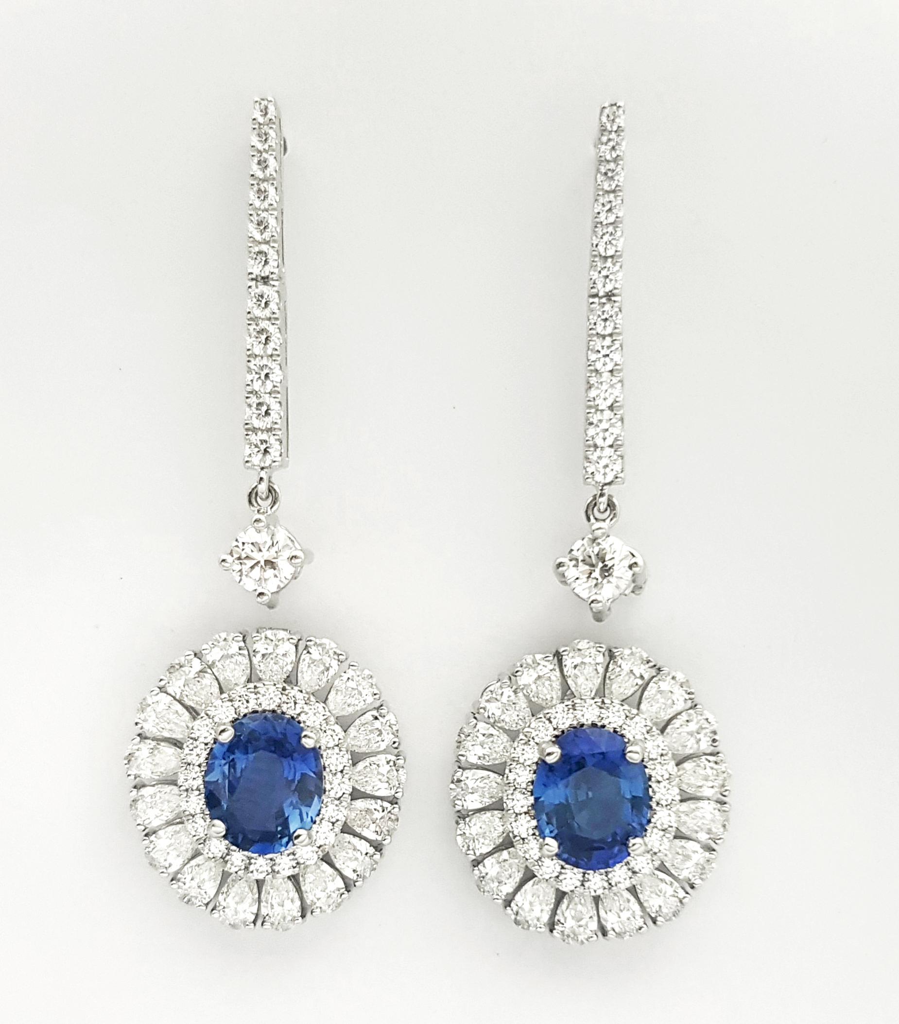 Boucles d'oreilles en or blanc 18K serties de saphirs bleus non chauffés et de diamants en vente 2
