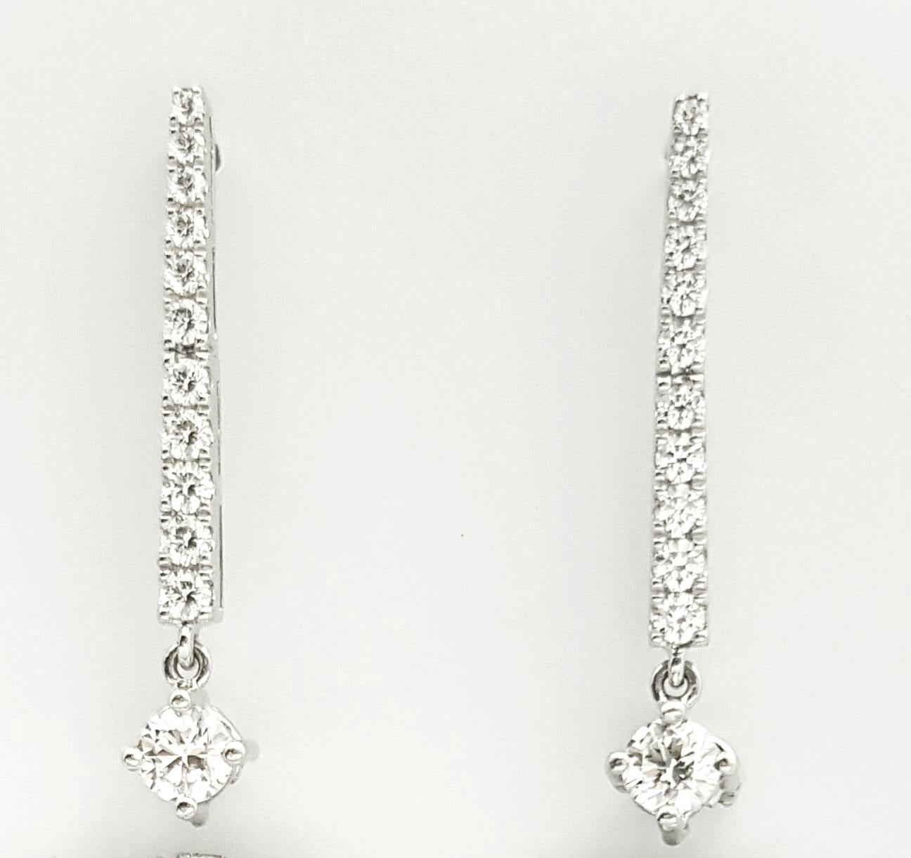 Boucles d'oreilles en or blanc 18K serties de saphirs bleus non chauffés et de diamants en vente 3