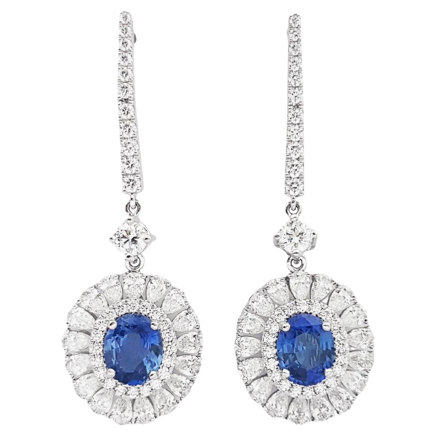 Boucles d'oreilles en or blanc 18K serties de saphirs bleus non chauffés et de diamants en vente
