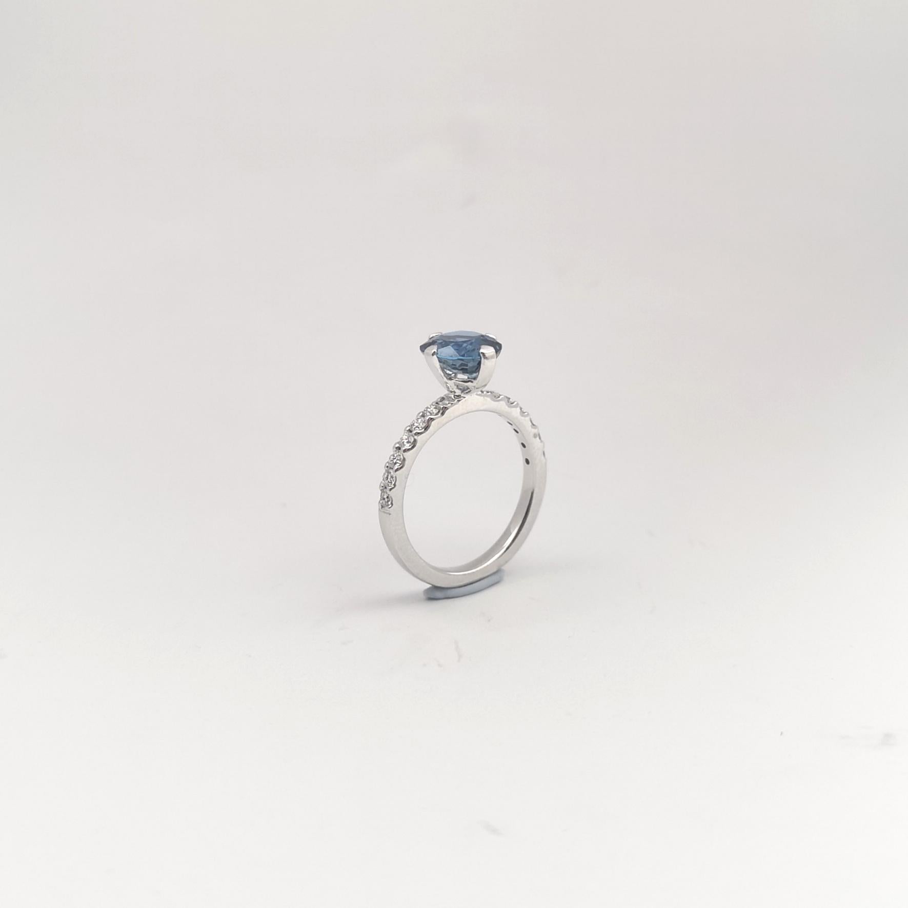 Anello con zaffiro blu non riscaldato e diamante incastonato in oro bianco 18 carati in vendita 5