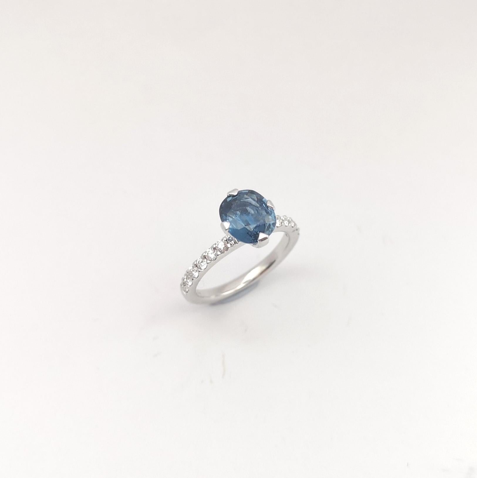 Anello con zaffiro blu non riscaldato e diamante incastonato in oro bianco 18 carati in vendita 8