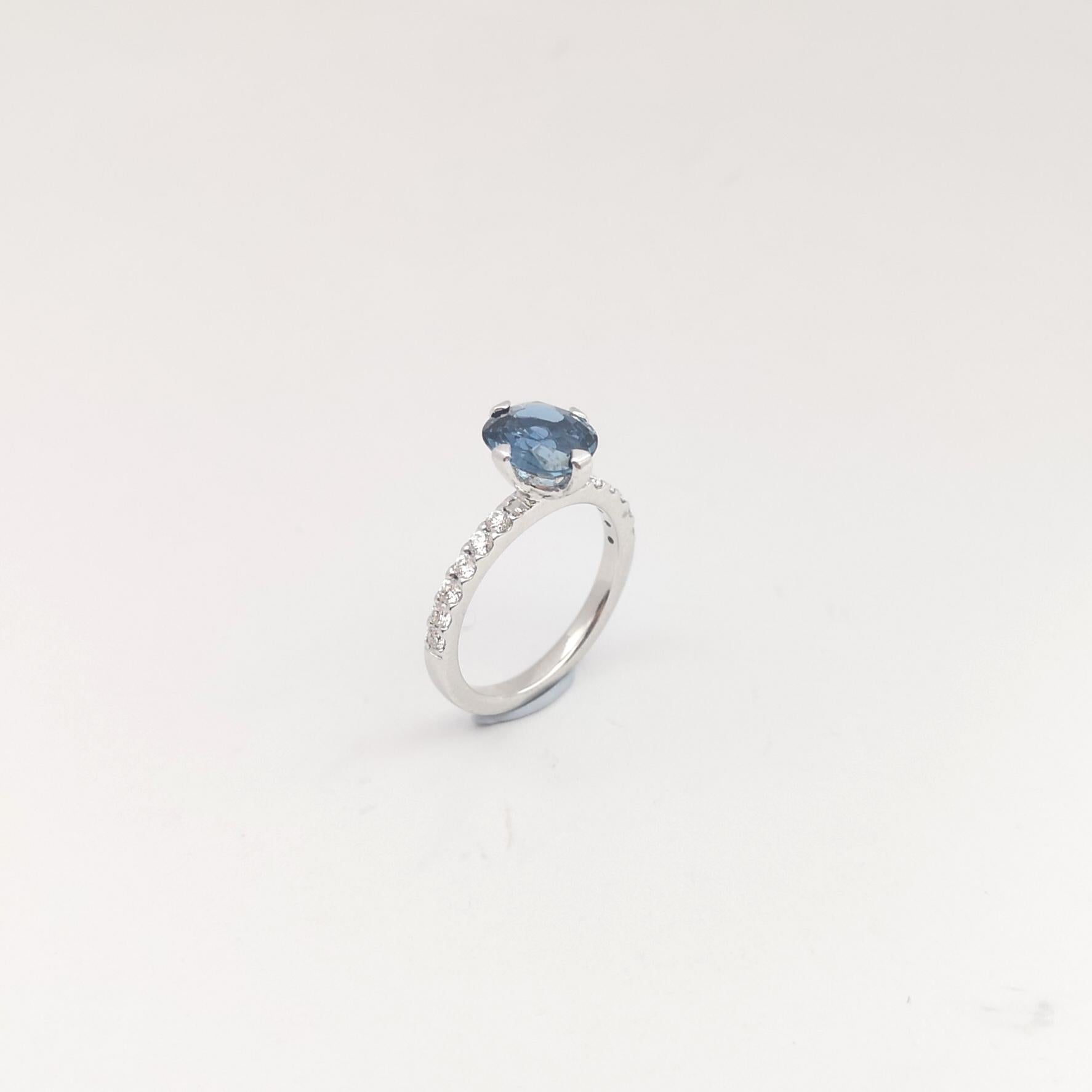 Anello con zaffiro blu non riscaldato e diamante incastonato in oro bianco 18 carati in vendita 9