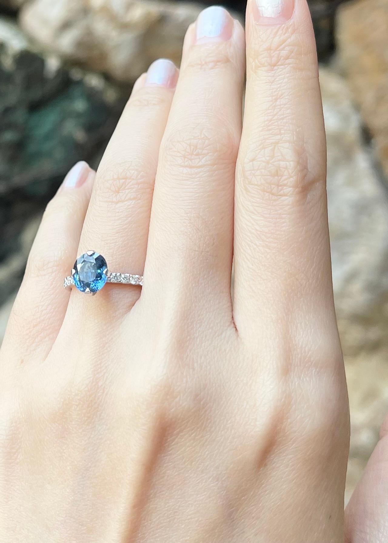 Anello con zaffiro blu non riscaldato da 1,87 carati e diamante da 0,24 carati con montatura in oro bianco 18 carati

Larghezza:  0,7 cm 
Lunghezza: 0.9 cm
Misura dell'anello: 49
Peso totale: 3,37 grammi

