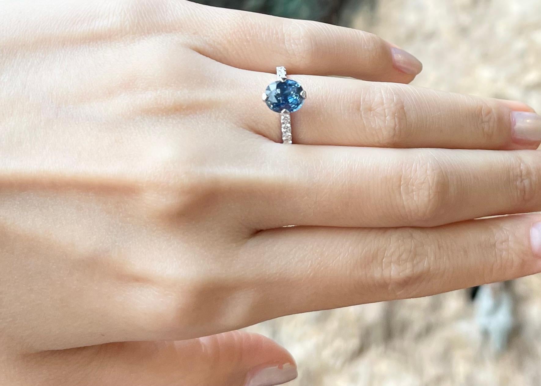 Taglio ovale Anello con zaffiro blu non riscaldato e diamante incastonato in oro bianco 18 carati in vendita