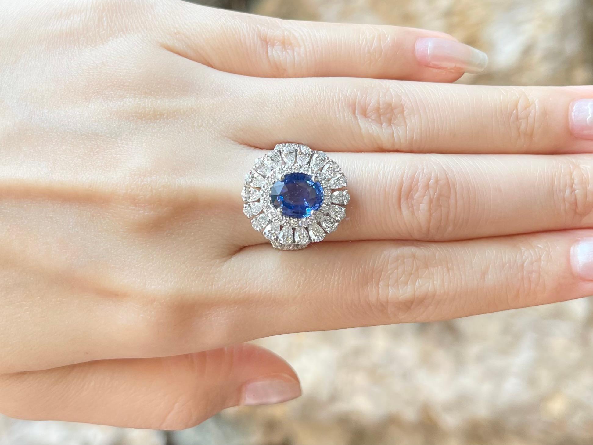 Unheated Blue Sapphire with Diamond Ring set in 18K White Gold Settings Contemporáneo en venta