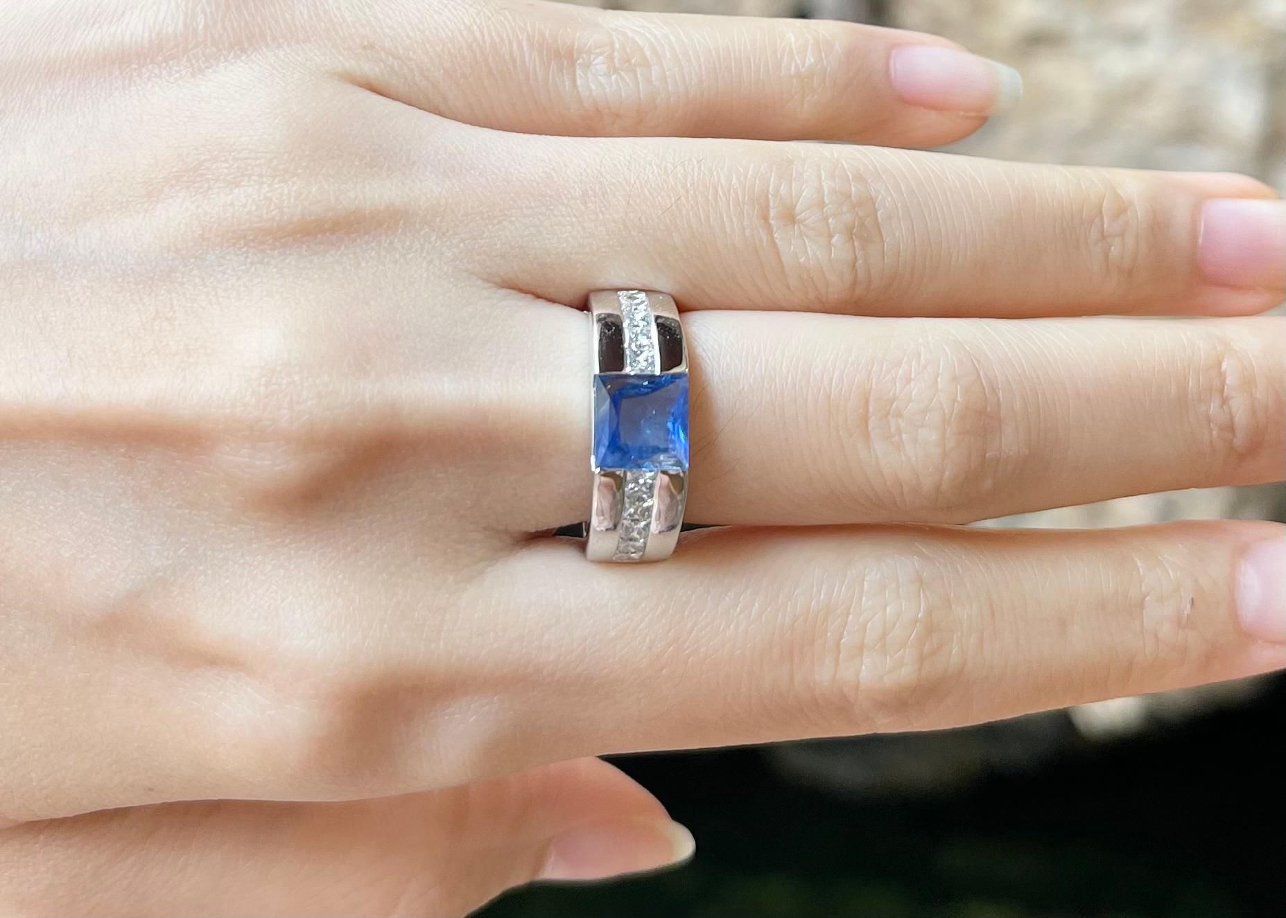Anillo de zafiro azul no calentado con diamante engastado en oro blanco de 18 quilates Contemporáneo en venta