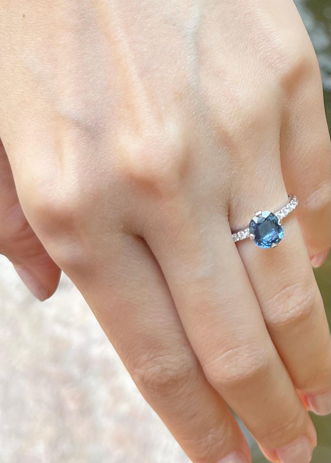 Anello con zaffiro blu non riscaldato e diamante incastonato in oro bianco 18 carati In condizioni Nuovo in vendita a Bangkok, TH