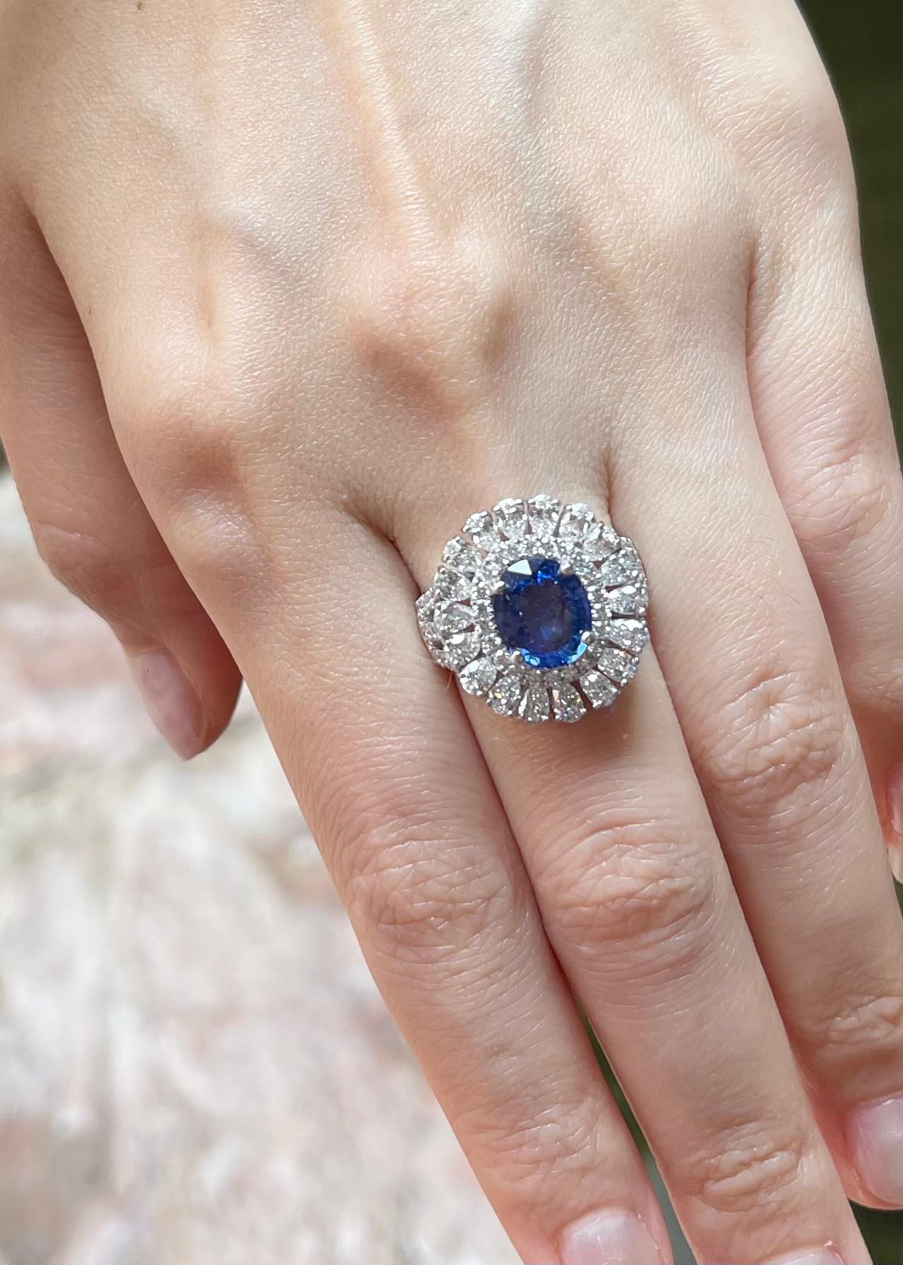 Unheated Blue Sapphire with Diamond Ring set in 18K White Gold Settings Corte oval en venta