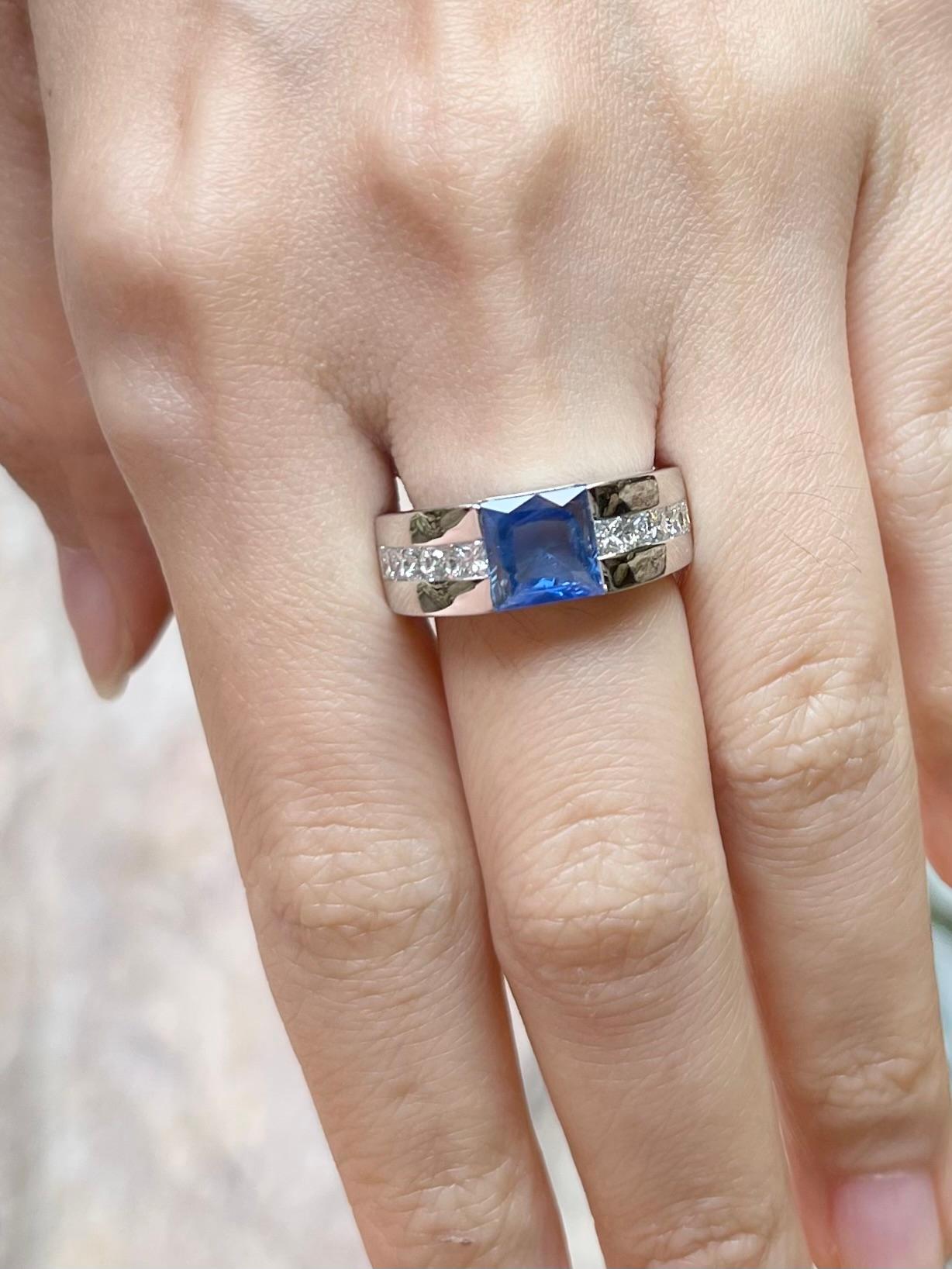 Anillo de zafiro azul no calentado con diamante engastado en oro blanco de 18 quilates Corte princesa en venta